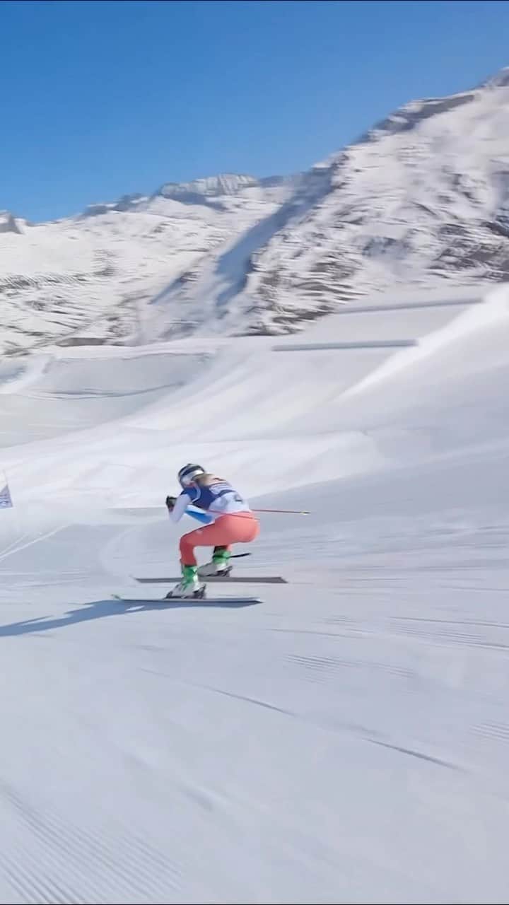 レッドブルのインスタグラム：「if @fannysmith went any faster we’re not sure the drone would be able to keep up 🤯⛷️💨  #redbull #givesyouwiiings #skiing #speedskiing #snowsports #wintersports」