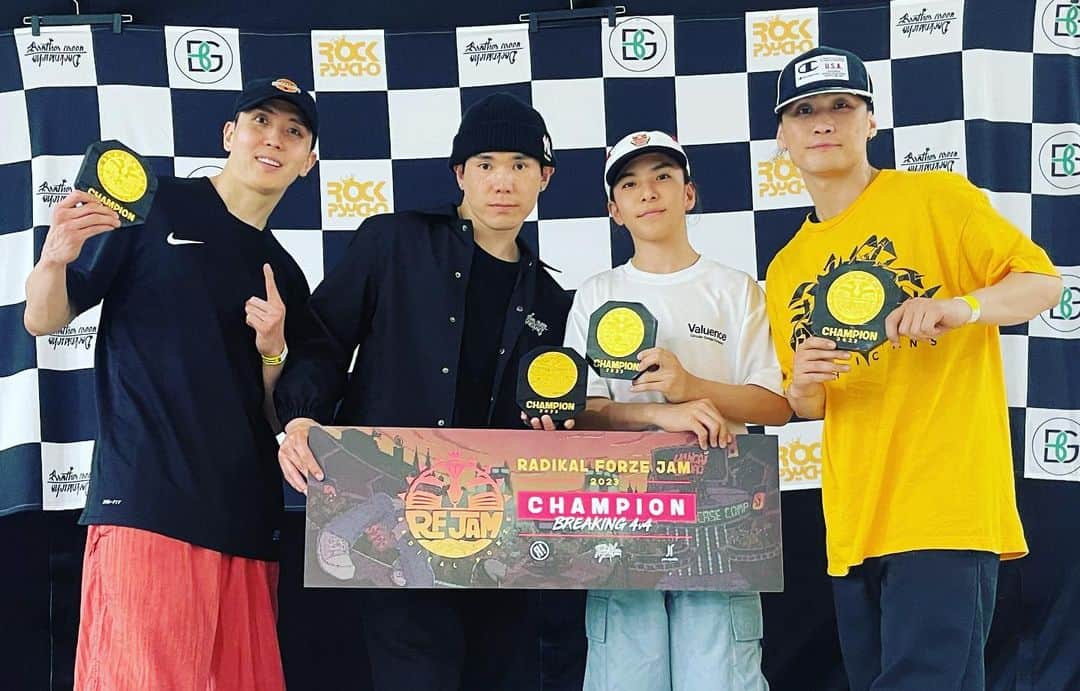 のインスタグラム：「We won @radikalforzejam 4vs4 in Vietnam🇻🇳 It was really good time! Thank you so much every one!  I love my brothers❤️ @brothergreen_official  @physicx_rvs @bboydol  @gusen_quan 🙏🙏🙏 let's join next year too🙌I hope to see you soon guys!  @radikalforzejam の4vs4で優勝することができました！ 久々に @brothergreen_official で出て優勝は最高すぎた！  何より最高のイベントでした！ またカムバックします！！  #valuence #redbull #xlarge」