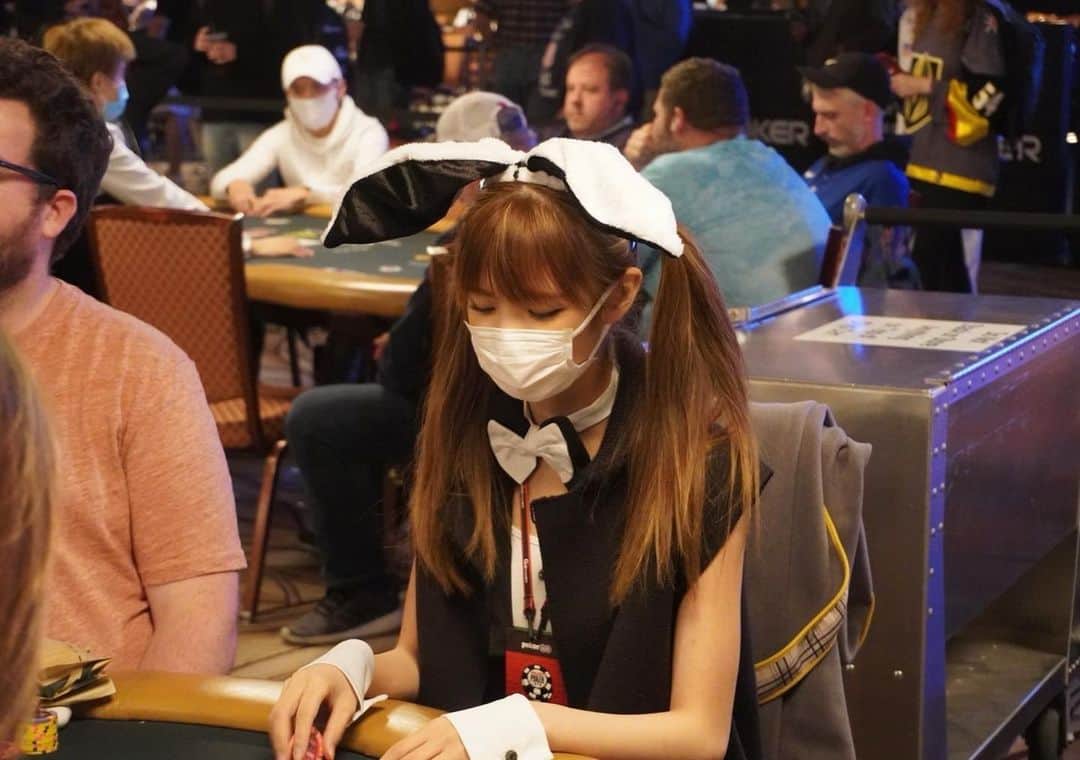 實近菜那（ななちゃら）のインスタグラム：「. .  Japanese poker bunny 🐰  元祖ポーカーバニー🇯🇵👯‍♀️ 初めてのポーカーの世界大会でコスプレしてたら めちゃくちゃモテた😇  . . #poker #pokermodels #pokerplayer #wsop #ggpoker #pokerpro #ggteam #bunny #bunnyrabbit #ポーカー #ポーカー好きな人と繋がりたい #ポーカー女子 #バニーガール #バニーちゃん #ラスベガス #カジノ #model #ななちゃら #SanechikaNana」