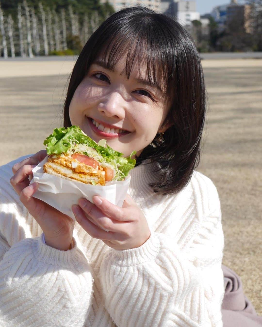 髙橋明日香のインスタグラム：「イベントの打ち合わせがてら 公園でサンドイッチ食べて ピクニックみたいで気持ちよかった🌱  photo by @shione_gram」