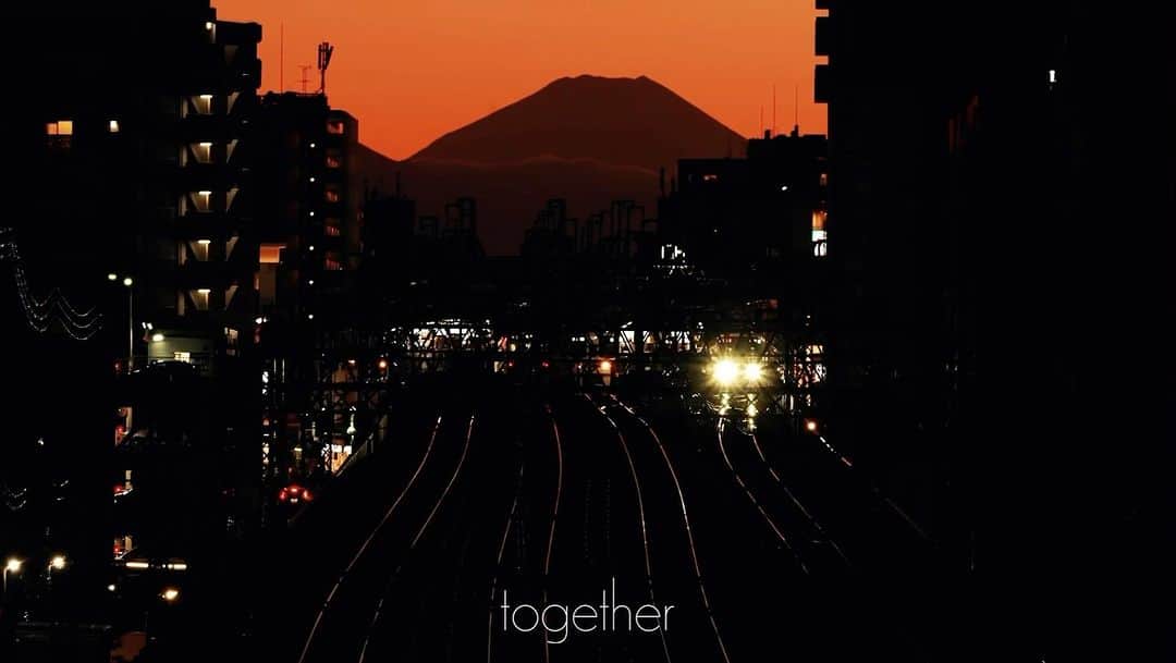 DE DE MOUSEのインスタグラム：「突然ですが！！ピアノハウスの王ことDAISHI DANCEさんと『Life, Dream, Love』というピアノハウス曲をリリース！ Oh Jieunさんをボーカルに迎え、姫神先生と共にアレンジを練って完成しました！ 至る所にドリームハウスのエッセンスを忍びこませた最強ピアノハウス！ 　 url ultravybe.lnk.to/ldl  #dédémouse #dedemouse #デデマウス #電電鼠 #daishidance #ダイシダンス #himekami #姫紙 #ohjieun」