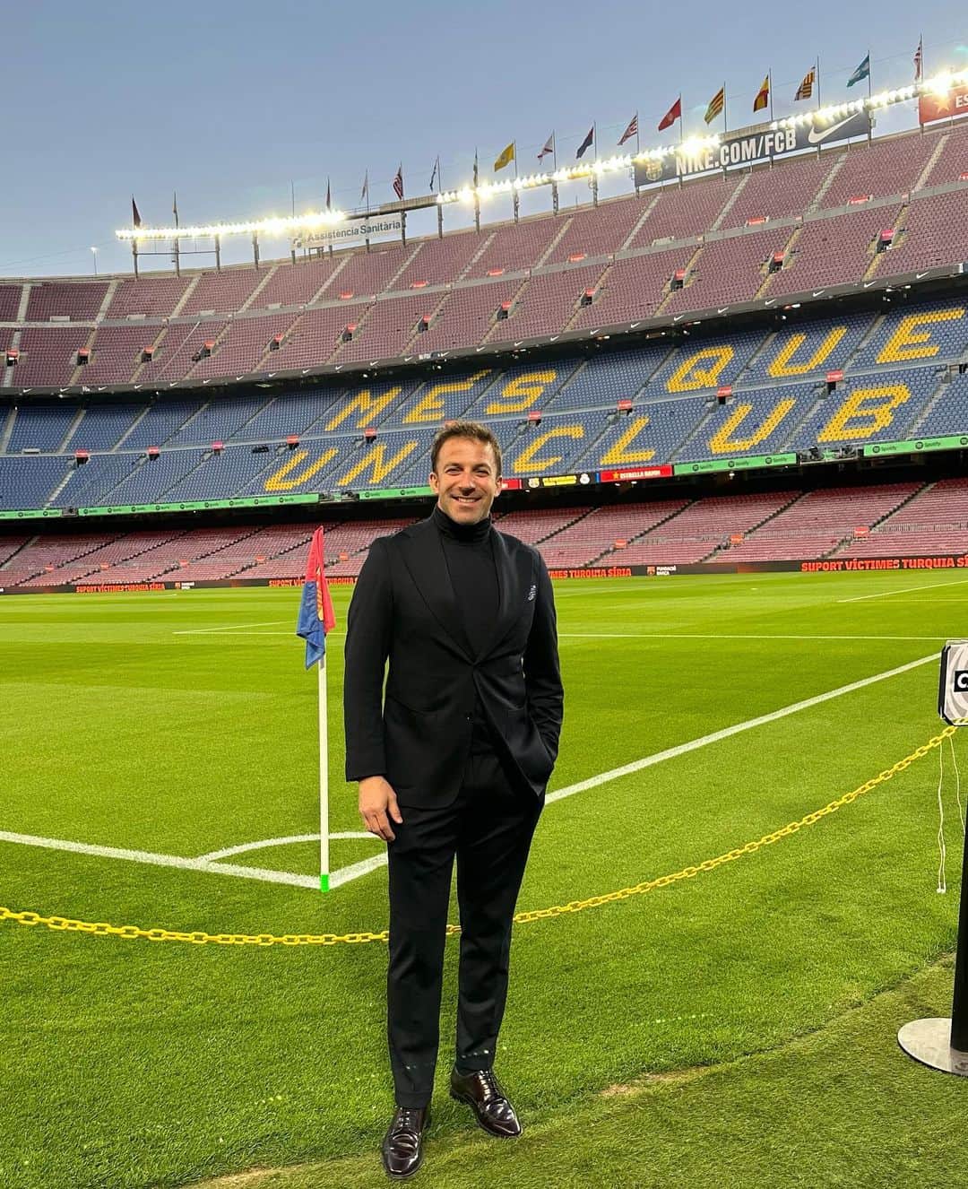 アレッサンドロ・デル・ピエロのインスタグラム：「Great to be back…  . . . #campnou #barcelona #realmadrid #elclasico  #laliga」