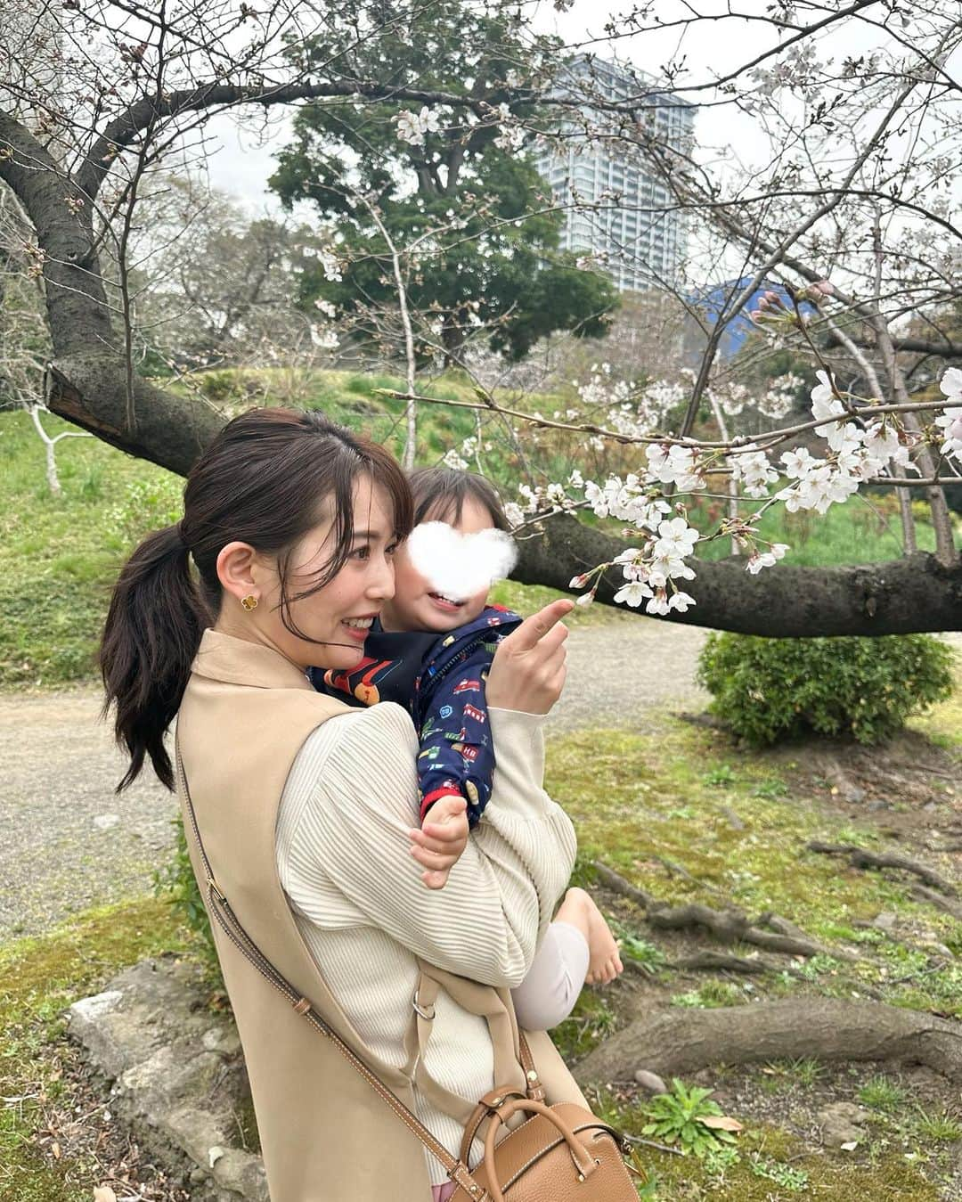 早川茉希のインスタグラム：「📍旧芝離宮恩賜庭園🌸  各地で桜の便りが😍🌸 私も今日はお出かけしました🥰  朝、WBCの劇的サヨナラ勝ちに感動して😭✨✨ ホクホクの気持ちで浜離宮へ向かったら 入り口で旧芝離宮だということに気がつき← 桜はあることが分かったので入ってみました🤭  こんな駅近に素敵な庭園があるなんて😳✨ 桜は殆どが咲き始め、 木によっては満開近いものもありました🌸  芝生広場ではシートを広げられます🥰🌱 良かった点は、人が少なくて 子どもがのびのび動き回れたし お手洗いに並ぶこともない🥹 オムツ台もあり👍👶  鯉や鴨がのんびり泳いでいて 癒されました☺️ またお散歩しに行きたいな💓  #旧芝離宮 #旧芝離宮恩賜庭園 #桜 #お花見 #子連れお出かけ #お散歩 #1歳児ママ #男の子ママ #シャボン玉におおはしゃぎ #🫧 #はーい🙌にはまってる #1歳児  #お花見コーデ #30代コーデ #ザラジョ #zara #diagram #ダイアグラム #セルフォード #クールボックスナノ  #今日は最強開運日✨」