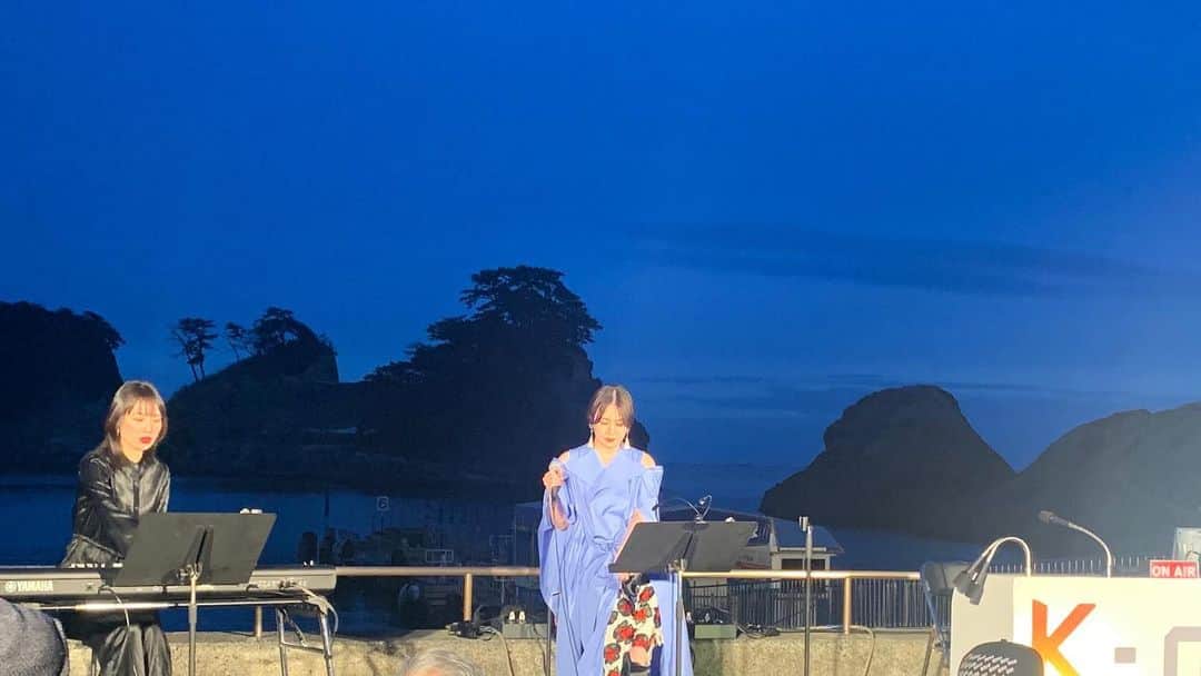 土岐麻子さんのインスタグラム写真 - (土岐麻子Instagram)「西伊豆の海と島を背景に…！」3月22日 0時16分 - tokiasako