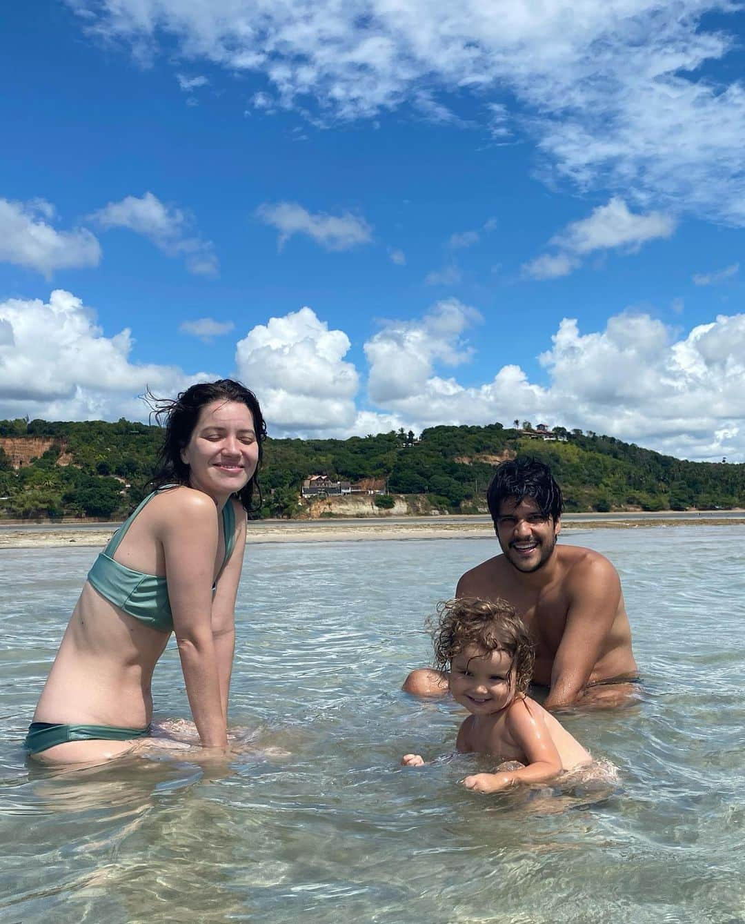 ナタリア・ディルのインスタグラム：「Momento de recarregar as energias.  Foi lindo Alagoas.  Já quero voltar ✨✨ Ps: na primeira foto eu tô muito estranha mas o Pedro e a eva estão maravilhosos. É o q importa」