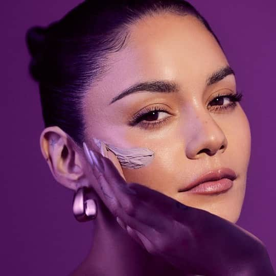 ヴァネッサ・ハジェンズさんのインスタグラム写真 - (ヴァネッサ・ハジェンズInstagram)「@vanessahudgens launched @knowbeauty last week! Be one of the first to try the new skin-care line with free 1-2 day shipping using Buy with Prime. #WomenMake」3月22日 0時37分 - vanessahudgens