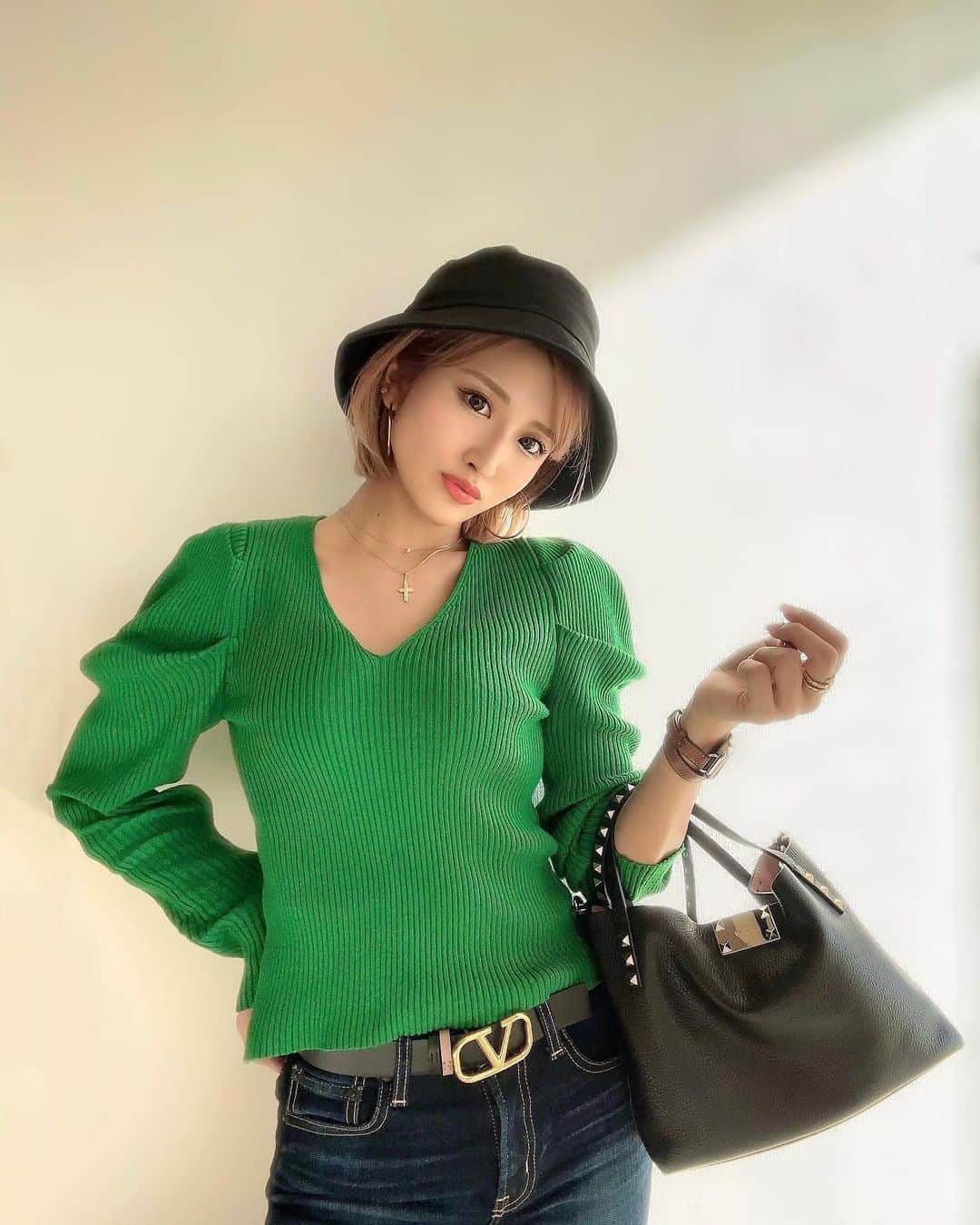 鈴木まりなのインスタグラム：「OOTD👒 bag: @maisonvalentino  belt: @maisonvalentino  knit: @shein_japan  hat: @shein_japan  denim: @moussyofficial」