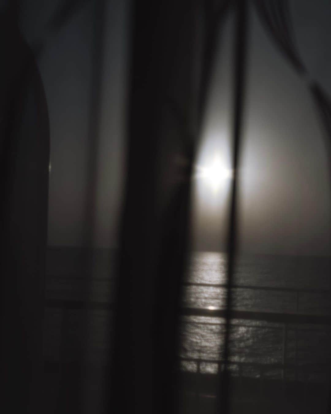 市川渚さんのインスタグラム写真 - (市川渚Instagram)「小笠原諸島父島へ24時間の船旅を経験してから、他のオーバーナイトフェリーにも乗ってみたいなあとずっと機会をうかがっていた。そして先日、念願叶って乗ってきたのが、大洗↔苫小牧を17〜20時間掛けて行き来している 商船三井フェリー「さんふらわあ」。夕方に出発し、翌日の昼過ぎに目的地に着く。東京から大洗までは2時間かかるので、ほぼ丸一日移動に時間をかけることになる。 ⁡ 行きは大洗発が19:45だったので、出船する頃には辺りが暗くなっていたけれど、帰りの出発は行きより1時間早い18:45だったこともあり、出船まで夕陽のグラデーションに染まる船体と海面を満喫。  早々にお風呂と食事を済ませて、夜はゆっくり、ぐっすり寝て、翌朝は太平洋の水平線から昇る朝日を眺め、朝風呂に入り（景色が見れるサウナが最高だった）、ご飯を食べ、船内を散歩したり、部屋でごろごろと過ごしていると、意外とあっという間に到着する。 ⁡ 大洗⇄苫小牧のさんふらわあは本州に沿って進むような航路なので揺れも少なく、設備も綺麗でアメニティも揃っており、船内は快適そのもの。歩き回れるし外の空気も吸えるし速度も速すぎないし、というところで、飛行機に比べて身体への負担も少ない気がする。また適度に電波から遮断されるので、通知を気にすることなく旅情に浸れるのもよい。 ⁡ 船旅は時間がかかるけれど、移動自体がまた別の物語になるというか。東京近郊から出てるオーバーナイトフェリーはだいぶ数が少ないのが残念なのだが、船旅、本当おすすめです🚢   今後もいろいろな船に乗ってみたい欲がさらに高まった。」3月22日 0時48分 - nagiko