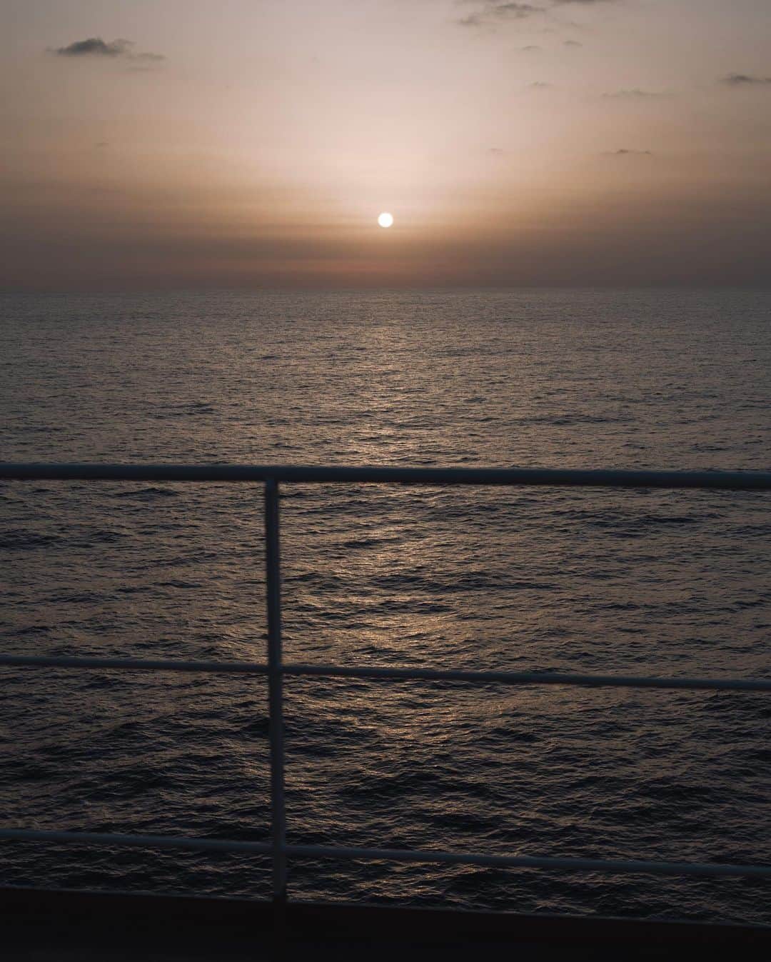 市川渚さんのインスタグラム写真 - (市川渚Instagram)「小笠原諸島父島へ24時間の船旅を経験してから、他のオーバーナイトフェリーにも乗ってみたいなあとずっと機会をうかがっていた。そして先日、念願叶って乗ってきたのが、大洗↔苫小牧を17〜20時間掛けて行き来している 商船三井フェリー「さんふらわあ」。夕方に出発し、翌日の昼過ぎに目的地に着く。東京から大洗までは2時間かかるので、ほぼ丸一日移動に時間をかけることになる。 ⁡ 行きは大洗発が19:45だったので、出船する頃には辺りが暗くなっていたけれど、帰りの出発は行きより1時間早い18:45だったこともあり、出船まで夕陽のグラデーションに染まる船体と海面を満喫。  早々にお風呂と食事を済ませて、夜はゆっくり、ぐっすり寝て、翌朝は太平洋の水平線から昇る朝日を眺め、朝風呂に入り（景色が見れるサウナが最高だった）、ご飯を食べ、船内を散歩したり、部屋でごろごろと過ごしていると、意外とあっという間に到着する。 ⁡ 大洗⇄苫小牧のさんふらわあは本州に沿って進むような航路なので揺れも少なく、設備も綺麗でアメニティも揃っており、船内は快適そのもの。歩き回れるし外の空気も吸えるし速度も速すぎないし、というところで、飛行機に比べて身体への負担も少ない気がする。また適度に電波から遮断されるので、通知を気にすることなく旅情に浸れるのもよい。 ⁡ 船旅は時間がかかるけれど、移動自体がまた別の物語になるというか。東京近郊から出てるオーバーナイトフェリーはだいぶ数が少ないのが残念なのだが、船旅、本当おすすめです🚢   今後もいろいろな船に乗ってみたい欲がさらに高まった。」3月22日 0時48分 - nagiko