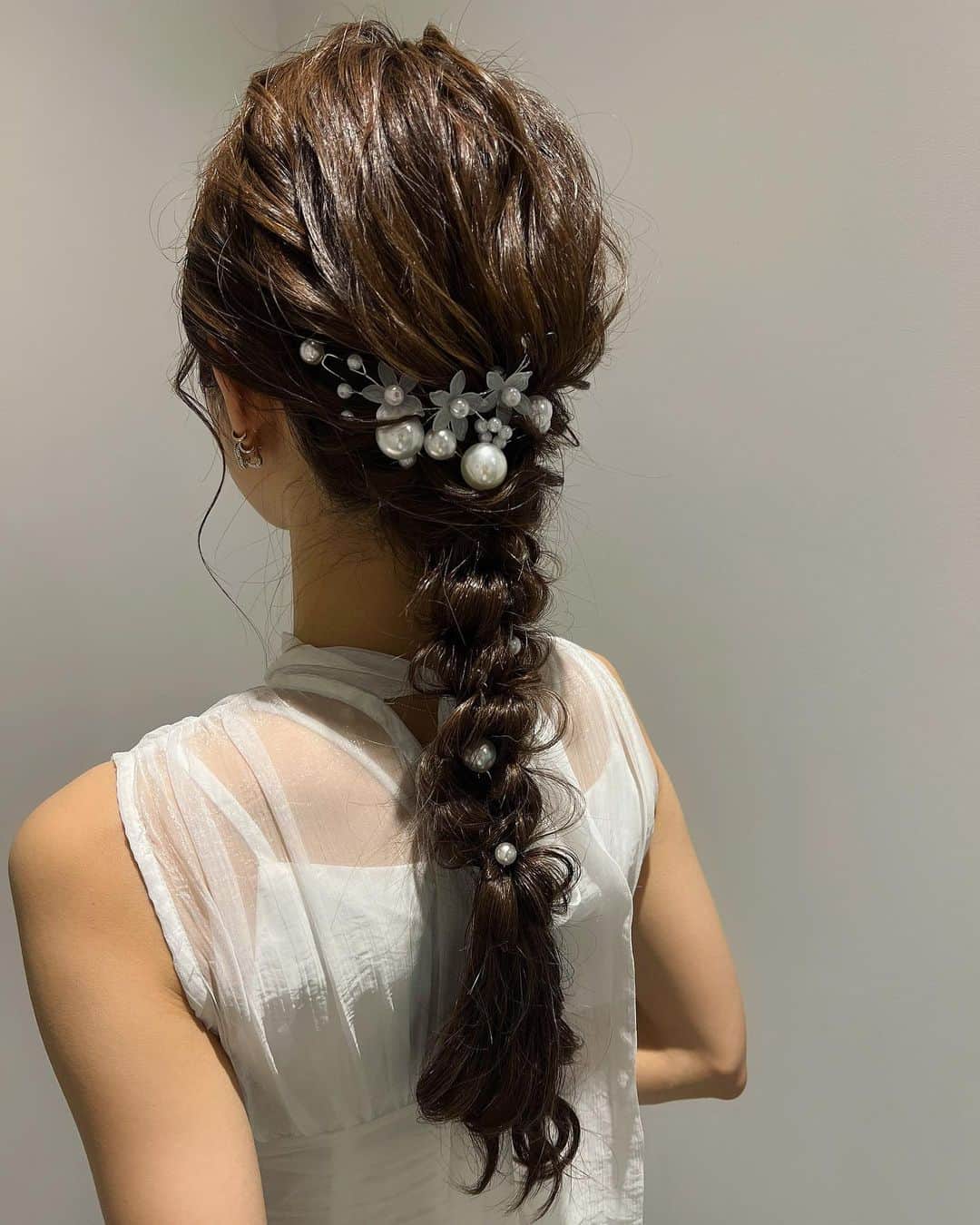 柳めぐみさんのインスタグラム写真 - (柳めぐみInstagram)「. . 髪の毛めちゃくちゃ可愛い🥹🤍 表参道のCreaというアレンジ専門のところに初めて行ったんだけど（もちろんめちゃ調べた）、上手だし、早いし、崩れないし、何より一個一個確認しながら丁寧に進めてくれるのでとても安心感がありました！  めちゃくちゃ混んでたけど、他の女の子の髪型もみんな可愛かった🥹  また行く🤍 . #crea #表参道 #ヘアアレンジ #ロングヘアアレンジ」3月22日 0時52分 - yanameguchan