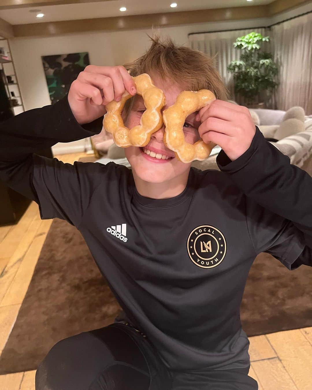 ヒラリー・ダフのインスタグラム：「Getting into double digits just happen…..😮 how are we already at 11 - it’s only been a day but 11 looks good on you my boy. I know you will kick this years butt! (Sorry for my day late … ☺️, you keep us all very busy) love you beyond how my brain and heart can compute 💞」