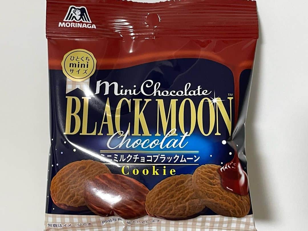 酒井雄二のインスタグラム：「ムーンライトのチョコ版、とてもいいですね。黒き月。 #ブラックムーン #おやつパトロール」