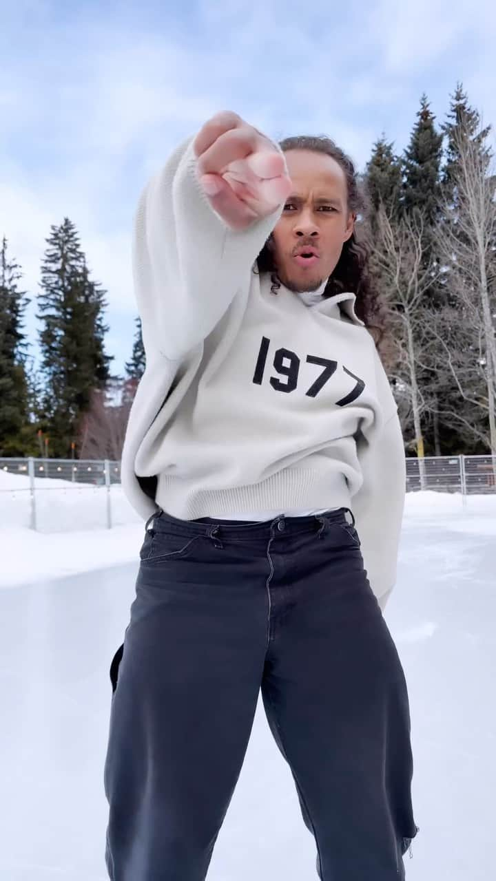 エラッジ・バルデのインスタグラム：「It’s my first time visiting beautiful Whistler and skating on the iconic Whistler Village Ice Rink! I could have spent a whole week here exploring the Sea to Sky area!  I am so grateful to @westjet for all of the amazing adventures we have experienced this winter. I have discovered so many new and unique destinations within Canada that have been on my bucket list for a while now! Where to next??? ✈️ • Choreography | @michelleldawley  • Videography | @kate.ilee」