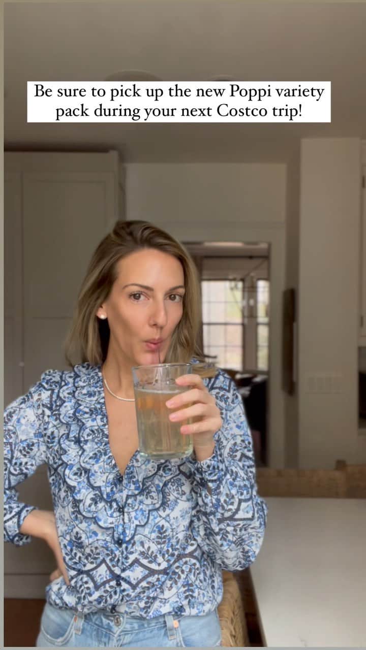 Anna Jane Wisniewskiのインスタグラム：「Fun fact: back in the day, I dabbled in drinking diluted apple cider vinegar for gut health. I eventually stopped because, well, it was gross. I’d much rather drink a @drinkpoppi and eat fermented foods for a healthy gut.  My favorite flavor is Strawberry Lemon (tastes the sodas we’d get after softball games)—without all the sugar and all the added benefits of apple cider vinegar.  And now it’s available at Costco here in Chicago! An added bonus: my kids also love @drinkpoppi #poppipartner」