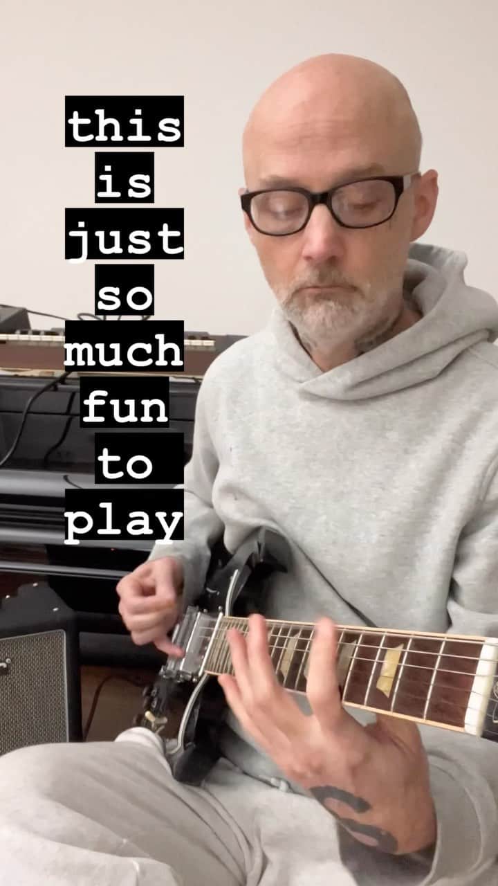 モービーのインスタグラム：「Just.so. much. fun. to. play.」