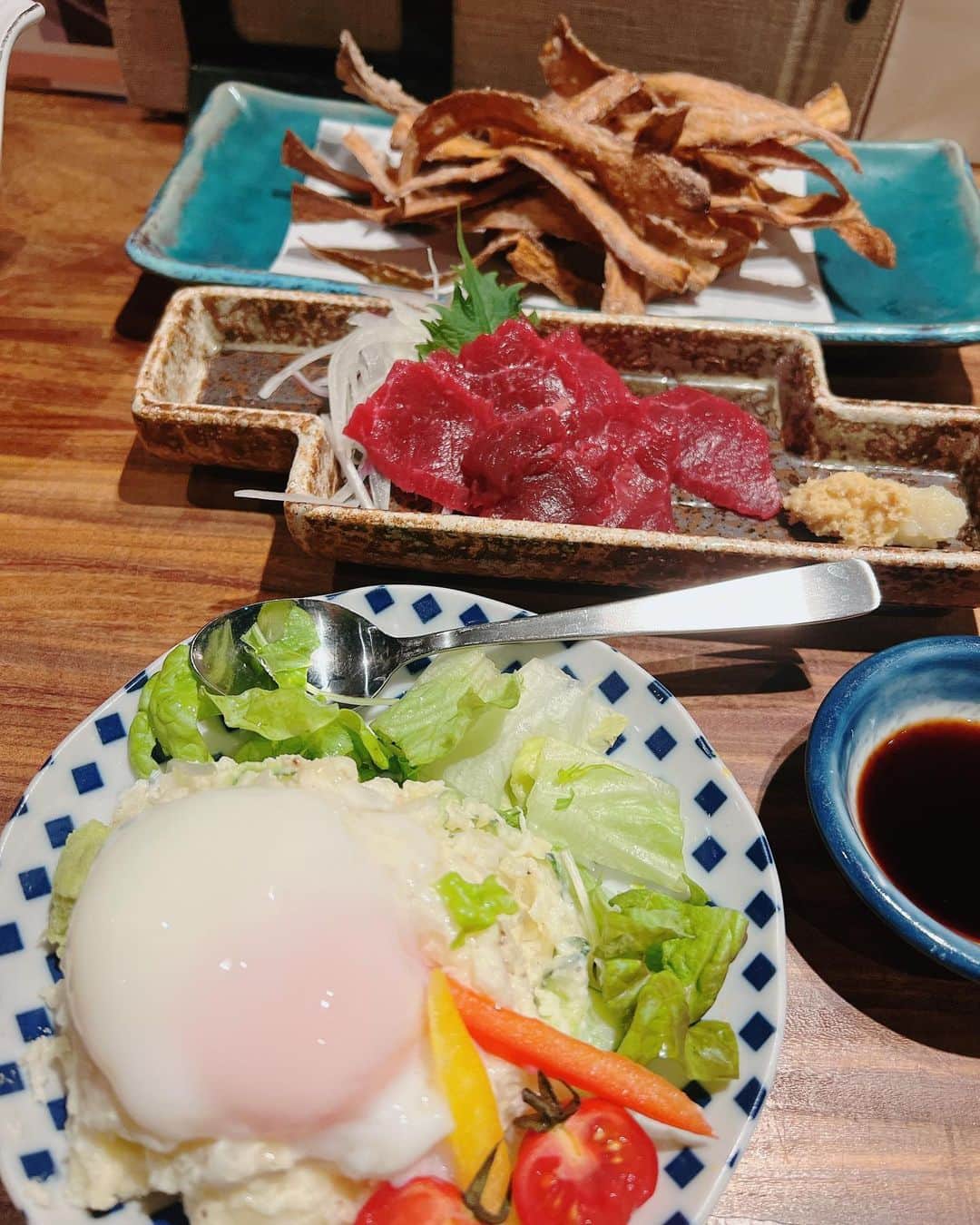のインスタグラム：「久しぶりに外でのんだー🍺🍺🍺 ・ お相手は今年初の清水のいっちゃん！ もう3月なのに 『あけおめ〜』から始まり 誕プレもろた❤️🎉 ・ いっちゃんありがとう😘❤️ ・ 帰りに駅前の桜🌸と清水氏のつむじの写真をとった💡 ・ 明日は晴れるけど、明後日から☔️💦 まだ散らないでほしいな🥺🌸 ・ ・ #外飲み #🍺 #🌸 #誕プレ #誕生日プレゼント #あざす #居酒屋 #🏮 #たかはしゆい」