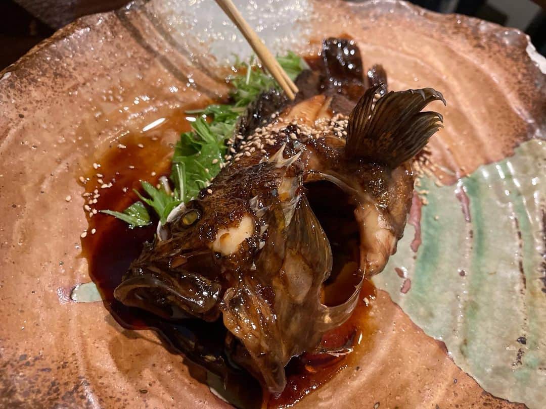 松浦麻里奈のインスタグラム：「お魚の煮付け🥰👌  ウマ😘🙏  池袋　炊きもの屋こばりさんで、大将のお勧めコースを！！ 馬刺も、おいしー！！ 馬レバ刺しも気になる😁😁  刺し身、エビがプリッとしてて弾力あってGOOD👍 味噌まで癖なくスルッと食べれちゃう！！  ぷりぷり食感を楽しめるミルキーな牡蠣😘 大粒だった！！  出汁がとにかく美味！ 〆もの雑炊も味わい深くまた食べたい一品！  こじんまりとした店内で、カウンターとボックス席が3つあり。 一人でもふらっと行けそうな雰囲気だった🎉  #炊き物屋こばりさん　#supported　#池袋グルメ #池袋ディナー　#池袋居酒屋　#池袋海鮮 #池袋デート　#牡蠣　#馬肉　#居酒屋グルメ」