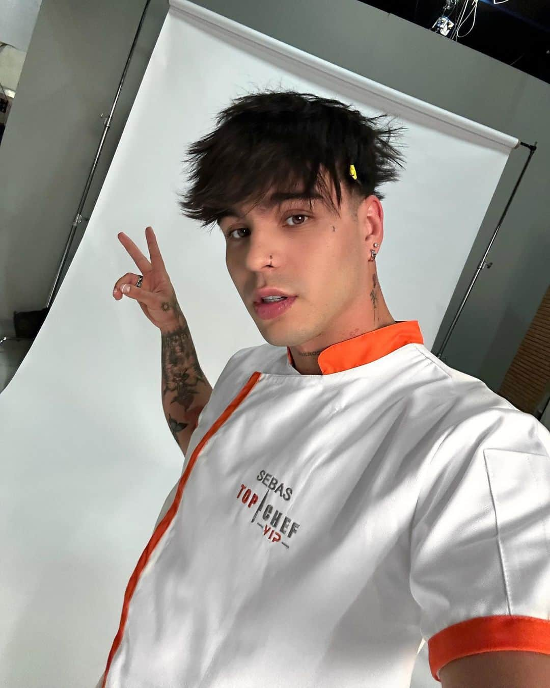 Sebastián Villalobosさんのインスタグラム写真 - (Sebastián VillalobosInstagram)「LES VOY A CONTAR UNA NOTICIA!💥 Seré parte de #TopChefVIP2 y me podrán ver a partir del martes 25 de abril a las 7PM/6C por Telemundo. ¡PENDIENTES, LOS ESPERO! #teamsebas👨🏻‍🍳🔥 Para más detalles sigue @telemundorealities」3月22日 1時39分 - sebas