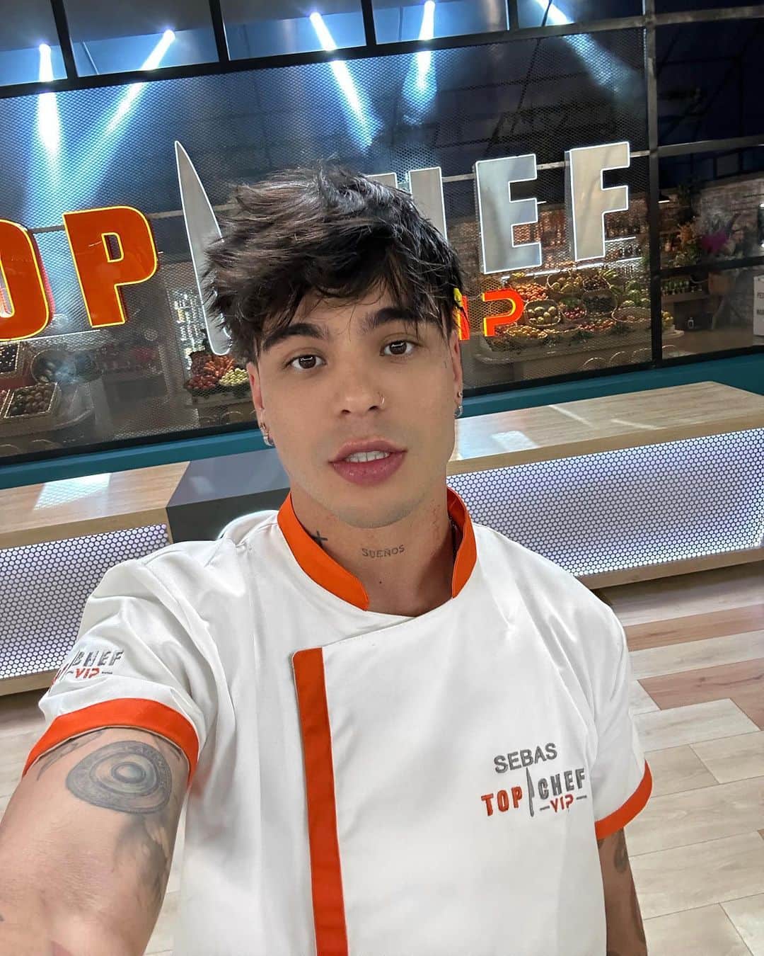 Sebastián Villalobosのインスタグラム：「LES VOY A CONTAR UNA NOTICIA!💥 Seré parte de #TopChefVIP2 y me podrán ver a partir del martes 25 de abril a las 7PM/6C por Telemundo. ¡PENDIENTES, LOS ESPERO! #teamsebas👨🏻‍🍳🔥 Para más detalles sigue @telemundorealities」