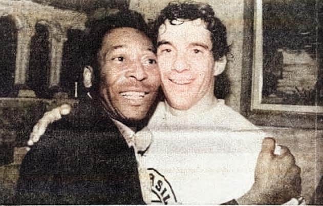 ペレのインスタグラム：「Hoje seria o aniversário do maior piloto de Fórmula 1 da história, Ayrton Senna. Em celebração a essa data, a Pelé Foundation divide com vocês a única foto dos dois juntos. Rei Pelé era fanático por Fórmula 1 e não poderíamos deixar de fazer esta pequena homenagem. . Today would have been the birthday of the greatest Formula 1 driver in history, Ayrton Senna. In celebration of that date, the Pelé Foundation shares with you the only photo of the two of them together. King Pelé was a Formula 1 fanatic and we couldn't help but pay this little tribute.」