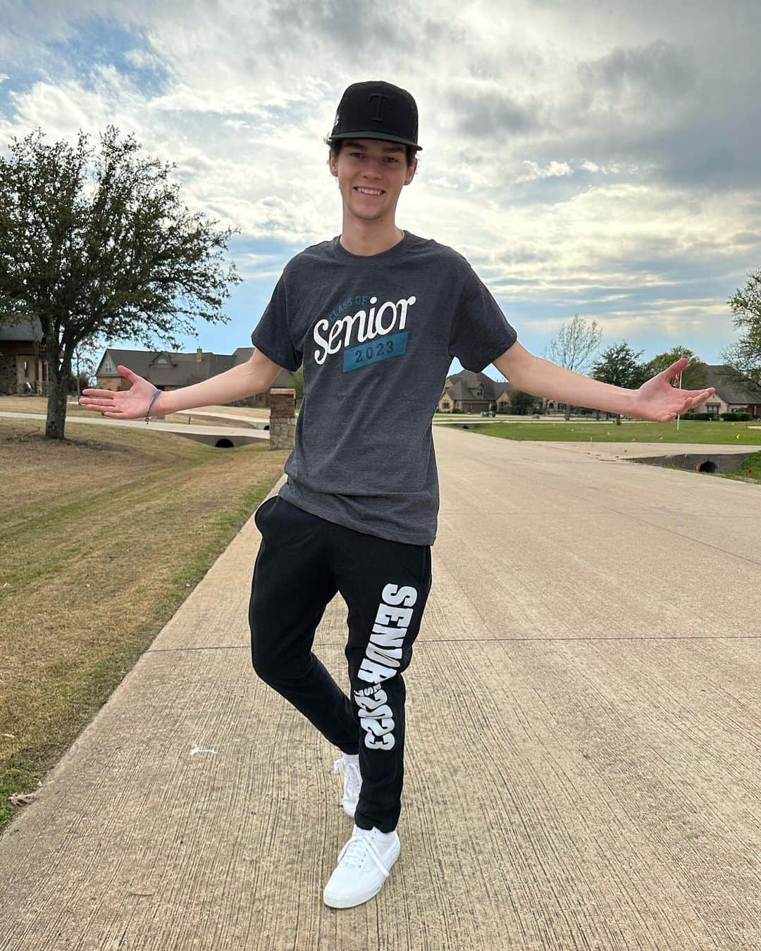ヘイデン・サマーオールのインスタグラム：「I love representing my graduating class in style! Go to @jostensinc and they can help you do the same. use my exclusive code HAYDEN70 for 70% off select grad gear #ad #sponsoredbyjostens #senioryear #jostensambassador #myjostens #gradapparel」