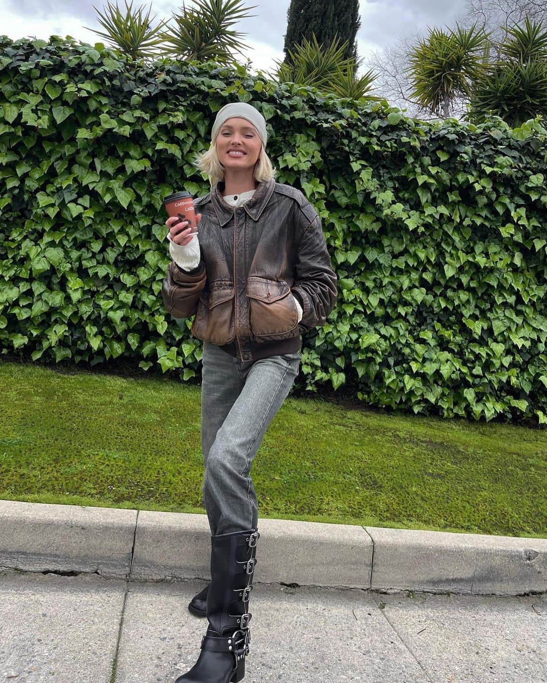 エルザ・ホスクのインスタグラム：「Good day. Good boots. 🚀❤️👢@_wardrobecouture_」