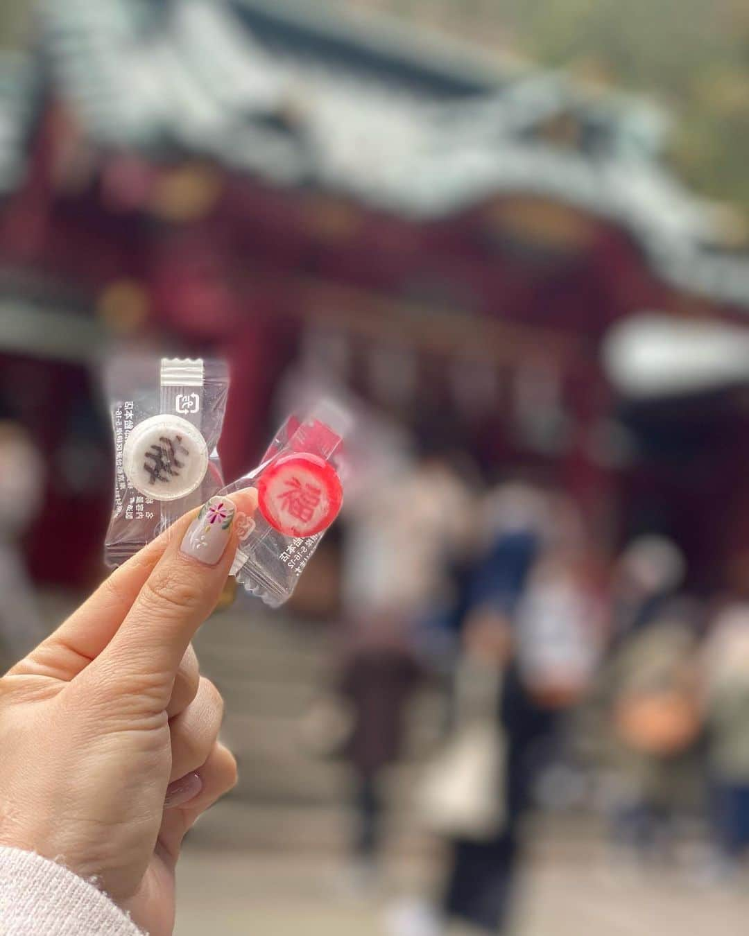 細越麻未（ami）さんのインスタグラム写真 - (細越麻未（ami）Instagram)「. 2023年最強開運日！ の本日箱根神社にて本厄の厄払いで【幸福】貰っちゃいました！ . 子供の頃は年越を必ず箱根神社でしてきた思い入れのある場所なんですが、初めてお祓いをして貰いました！！！ . . つい最近、何年振りかぐらいに転けて左足を負傷。笑 1週間以上経つのにまだ痛くて、本厄怖いわ〜って思ってたのだけど…今日厄払いをしてもらえたのでなんだか安心…！！ . 女性が一番気をつけた方がいいとら言われる大厄の年なので、色々と気をつけます！！！！ . お祓い終わりに【幸福】あめ貰っちゃった💓💓  #箱根神社」3月22日 2時24分 - ami_hosokoshi_75