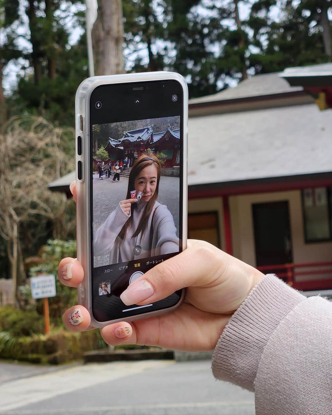 細越麻未（ami）のインスタグラム：「. 2023年最強開運日！ の本日箱根神社にて本厄の厄払いで【幸福】貰っちゃいました！ . 子供の頃は年越を必ず箱根神社でしてきた思い入れのある場所なんですが、初めてお祓いをして貰いました！！！ . . つい最近、何年振りかぐらいに転けて左足を負傷。笑 1週間以上経つのにまだ痛くて、本厄怖いわ〜って思ってたのだけど…今日厄払いをしてもらえたのでなんだか安心…！！ . 女性が一番気をつけた方がいいとら言われる大厄の年なので、色々と気をつけます！！！！ . お祓い終わりに【幸福】あめ貰っちゃった💓💓  #箱根神社」