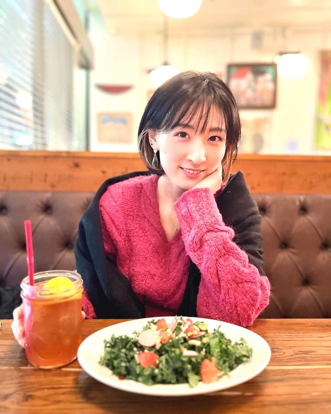 福田朱子のインスタグラム：「ケールサラダ🥬🤍 . . 最近ケールサラダにハマりつつあります。 . . いつだったかハンバーガー屋さんでケールサラダを頼んだの。 . . 前にもちょくちょくビュッフェであったりするとここぞとばかりに食べたりしてたのだけれど… . . この写真の日をきっかけにケールサラダ欲が発動して❤️‍🔥 . . この間近所でケールが半額になってたから、 . オリーブオイル お酢 はちみつ、 レーズンと塩ちょっとかけて食べたら、 . . もう何も文句ない。幸せの味でした🤍 . . ケールにも種類がいくつかあって、苦味やかたさとかも違うのだけど、 . どれも愛せる😍！！ . . ちなみにこのお店のはけっっこうかたかった(o･д･)！w . . でも、なんか、緑食べてます！！ . って感じが良いのです😍w . . . 自分でケールサラダする時のルールで決めてるのは一個だけ💡 . . 半額になってる時💸 . . それがまた嬉しいポイントなの。 . . 100円もしないのにこの幸せ度はなんなの！！❤️‍🔥 . って。 . . #ケール #ケールサラダ #ケール好き #葉っぱを食べよう #野菜を食べよう #見切り品大好き #自炊 #自宅でサラダ #ケールレシピ #プチプラレシピ #マイブーム #kale #kalesalad #サラダ #vegetable #幸せの味」