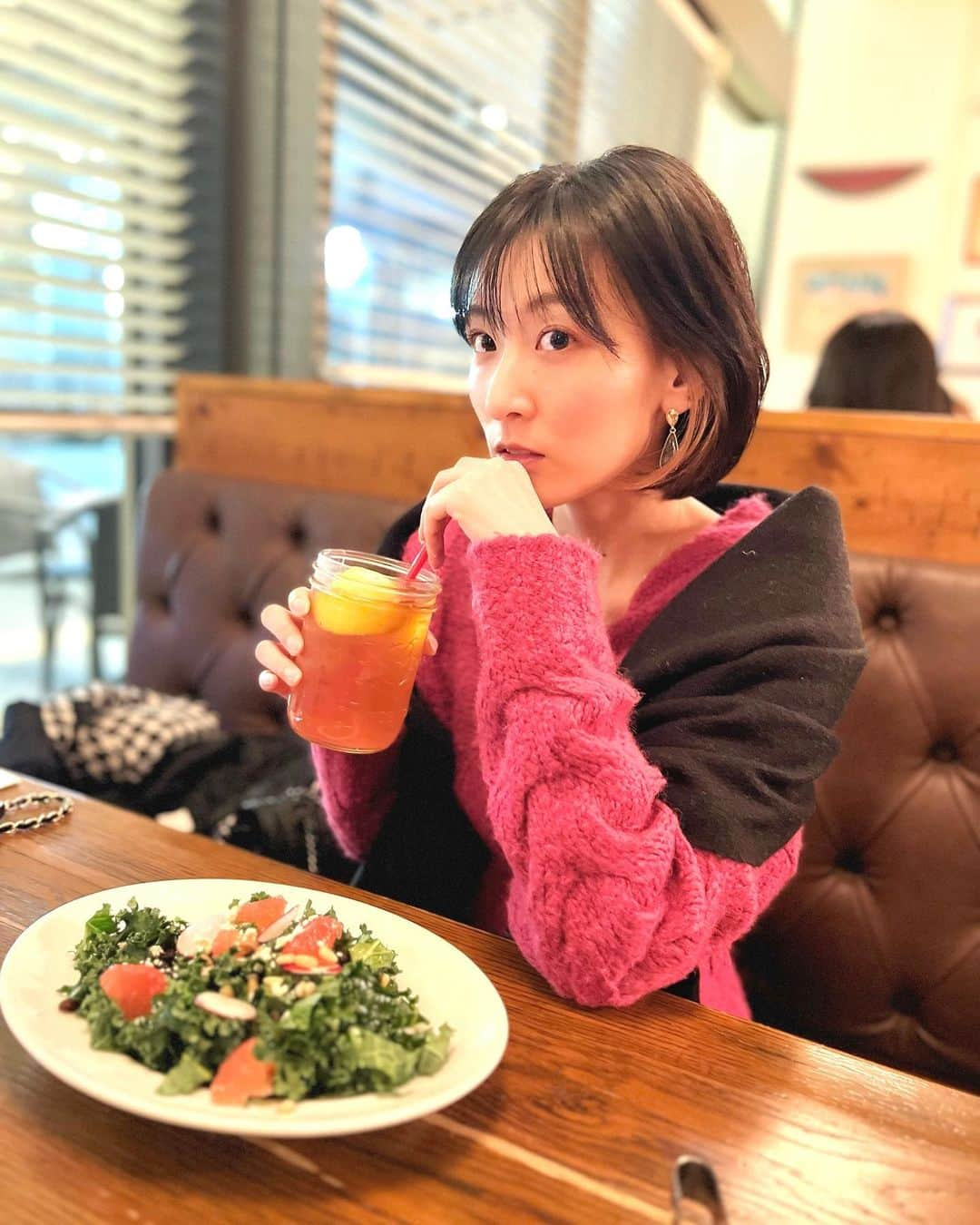 福田朱子さんのインスタグラム写真 - (福田朱子Instagram)「ケールサラダ🥬🤍 . . 最近ケールサラダにハマりつつあります。 . . いつだったかハンバーガー屋さんでケールサラダを頼んだの。 . . 前にもちょくちょくビュッフェであったりするとここぞとばかりに食べたりしてたのだけれど… . . この写真の日をきっかけにケールサラダ欲が発動して❤️‍🔥 . . この間近所でケールが半額になってたから、 . オリーブオイル お酢 はちみつ、 レーズンと塩ちょっとかけて食べたら、 . . もう何も文句ない。幸せの味でした🤍 . . ケールにも種類がいくつかあって、苦味やかたさとかも違うのだけど、 . どれも愛せる😍！！ . . ちなみにこのお店のはけっっこうかたかった(o･д･)！w . . でも、なんか、緑食べてます！！ . って感じが良いのです😍w . . . 自分でケールサラダする時のルールで決めてるのは一個だけ💡 . . 半額になってる時💸 . . それがまた嬉しいポイントなの。 . . 100円もしないのにこの幸せ度はなんなの！！❤️‍🔥 . って。 . . #ケール #ケールサラダ #ケール好き #葉っぱを食べよう #野菜を食べよう #見切り品大好き #自炊 #自宅でサラダ #ケールレシピ #プチプラレシピ #マイブーム #kale #kalesalad #サラダ #vegetable #幸せの味」3月22日 11時58分 - syuko29