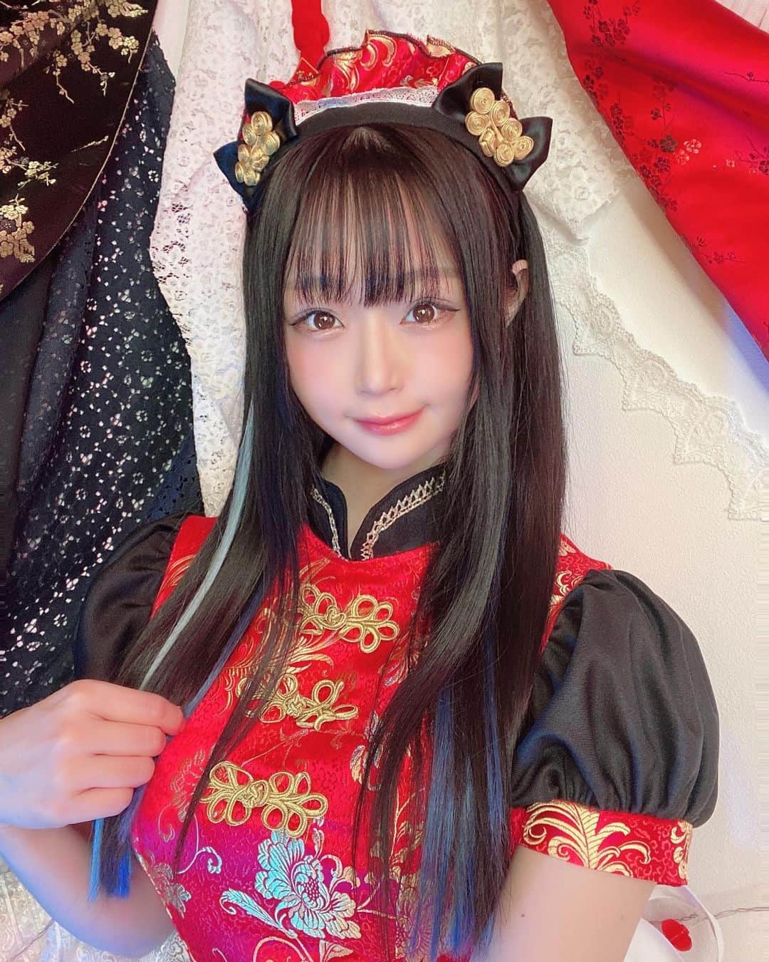 水月桃子のインスタグラム：「昨日れーと先生(@rate_vfx )プロデュース、指田りさ(@risa_2003_0305 )さんが店長さんの秋葉原のコンセプトカフェ べるべっと。さんのレセプションに行ってきたよ🐼🧧 制服もかわいくて盛れたからTwitterに載せた以外も載せるね🥰🥰🥰 赤とピンクどっちが似合ってる？？？ . . . #コンセプトカフェ #コンカフェ #コンカフェ嬢 #コンカフェキャスト #秋葉原 #チャイナ #べるべっと 。#china #チャイナメイド #チャイナメイド服 #cosply #地雷 #地雷系女子と繋がりたい #地雷系女子 #まいでび #舞々悪魔 #自撮り女子 #自撮り界隈 #自撮り界隈の人と繋がりたい」