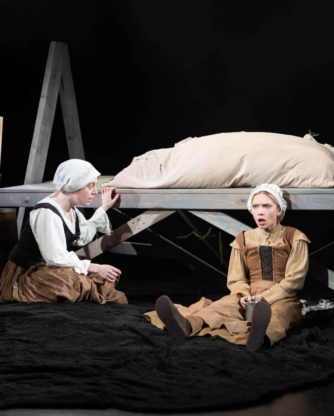 タヴィ・ゲヴィンソンのインスタグラム：「The Good John Proctor imagines the months leading up to the events dramatized in Arthur Miller’s The Crucible. You don’t need to know that play to see ours—it’s about childhood, memory, other BUMMERS—but performing in it has led me to realize how LONG I have spent thinking about Miller’s play and how full circle this show feels for me. Ahem: Pic 2 - 2010 blog post, age 14, showing artful appropriation of Miller’s dialogue 🖼 3 - playing Mary Warren on Broadway in 2016, age 20 🎭 4 - being attacked by Ben Whishaw as John Proctor - rock on 🎸 5 - page from Miller’s autobiography that offers some insight into the misogyny that informed one of the most widely produced American plays…more thoughts on this in good time ⏳  6 - spending literal years writing a CRUCIBLE of my feelings about the play…now evolving because… 📑 7 - I learned @talenemonahon was writing a play inspired by it! We started emailing and went to Miller’s archives together at the Harry Ransom Center 😍 8 - two workshops later, rehearsals for The Good John Proctor @bedlambedlambedlam 🌗 9 - opening night with these incredible artists I love and admire so much ❤️‍🔥 10 - I play Mercy Lewis, age 14, like I was in this photo, too. ❤️‍🩹」