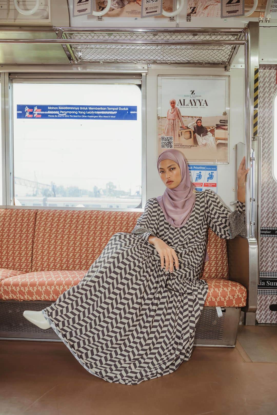 Zaskia Sungkarのインスタグラム：「Part terngakak dan bikin audience melek 🤣 terimakasih untuk semua muse yg baik hati  @zaskiasungkarjakarta」
