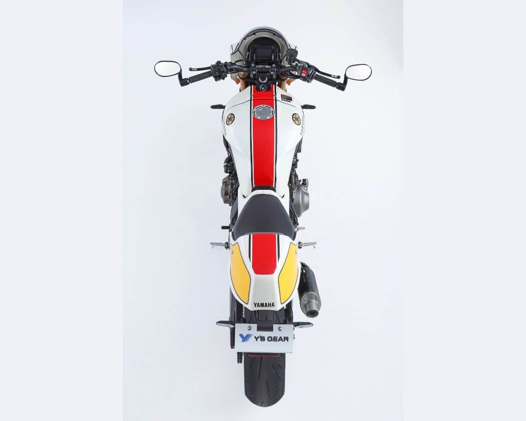 ヤマハ バイクさんのインスタグラム写真 - (ヤマハ バイクInstagram)「【YSPにて数量限定販売】XSR900(2022～)　Authentic Sports Blood line 外装セット​  先日の大阪モーターサイクルショーにて展示した外装セットの発売が決定しました🎉​ こちらの外装セットを装着したXSR900は東京・名古屋会場でも展示を予定しております。​ ご来場の方は是非チェックしてくださいね！​  YAMAHAの伝統色である赤白カラーに暖色を使用することで、1970～80年代のYAMAHAのレースマシンを彷彿とさせるカラーリングを表現しています。​  タンク部分には、かつて使用されていた旧音叉ロゴマークを配置することで、当時の車両イメージを再現。​  シートカウルには往年のレースマシンのゼッケンプレートをイメージしたグラフィックを配置しています。​  ■概要​ ・希望小売価格　220,000円（税込）　 ・2023年6月発売予定​ ・XSR900（2022年モデル以降）適合​ ・取り扱いはYSP限定、数量限定商品となります。​  ■ご注意​ ・シートカウルの取り付けは、乗車定員変更に該当するため改造申請が必要です。​ ・ラジエターサイドカバー/ウインカー移設キット(Q5K-ATV-Y82-295)との同時装着はできません。​  #YAMAHAが美しい #RevsyourHeart #Yamaha #XSR900 #yamahaxsr900 #xsr900Yamaha #YSP #ワイズギア​」3月22日 12時19分 - yamaha_bike