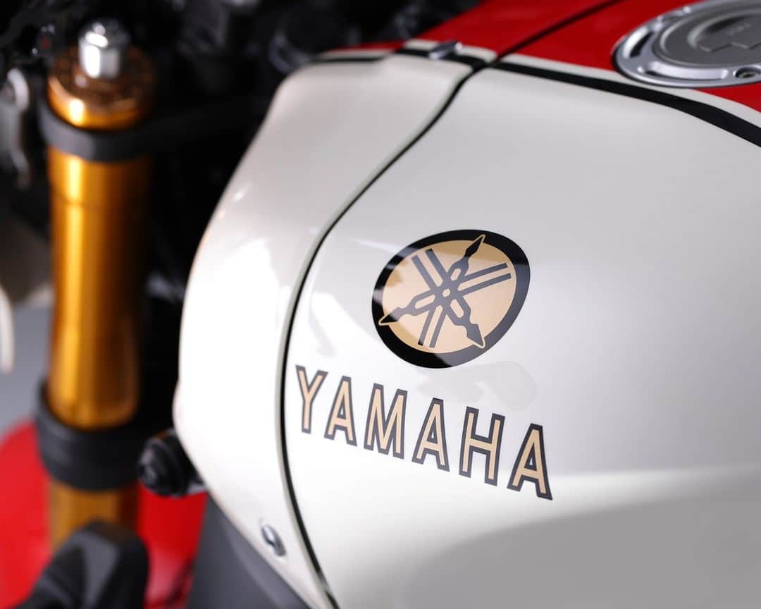 ヤマハ バイクさんのインスタグラム写真 - (ヤマハ バイクInstagram)「【YSPにて数量限定販売】XSR900(2022～)　Authentic Sports Blood line 外装セット​  先日の大阪モーターサイクルショーにて展示した外装セットの発売が決定しました🎉​ こちらの外装セットを装着したXSR900は東京・名古屋会場でも展示を予定しております。​ ご来場の方は是非チェックしてくださいね！​  YAMAHAの伝統色である赤白カラーに暖色を使用することで、1970～80年代のYAMAHAのレースマシンを彷彿とさせるカラーリングを表現しています。​  タンク部分には、かつて使用されていた旧音叉ロゴマークを配置することで、当時の車両イメージを再現。​  シートカウルには往年のレースマシンのゼッケンプレートをイメージしたグラフィックを配置しています。​  ■概要​ ・希望小売価格　220,000円（税込）　 ・2023年6月発売予定​ ・XSR900（2022年モデル以降）適合​ ・取り扱いはYSP限定、数量限定商品となります。​  ■ご注意​ ・シートカウルの取り付けは、乗車定員変更に該当するため改造申請が必要です。​ ・ラジエターサイドカバー/ウインカー移設キット(Q5K-ATV-Y82-295)との同時装着はできません。​  #YAMAHAが美しい #RevsyourHeart #Yamaha #XSR900 #yamahaxsr900 #xsr900Yamaha #YSP #ワイズギア​」3月22日 12時19分 - yamaha_bike