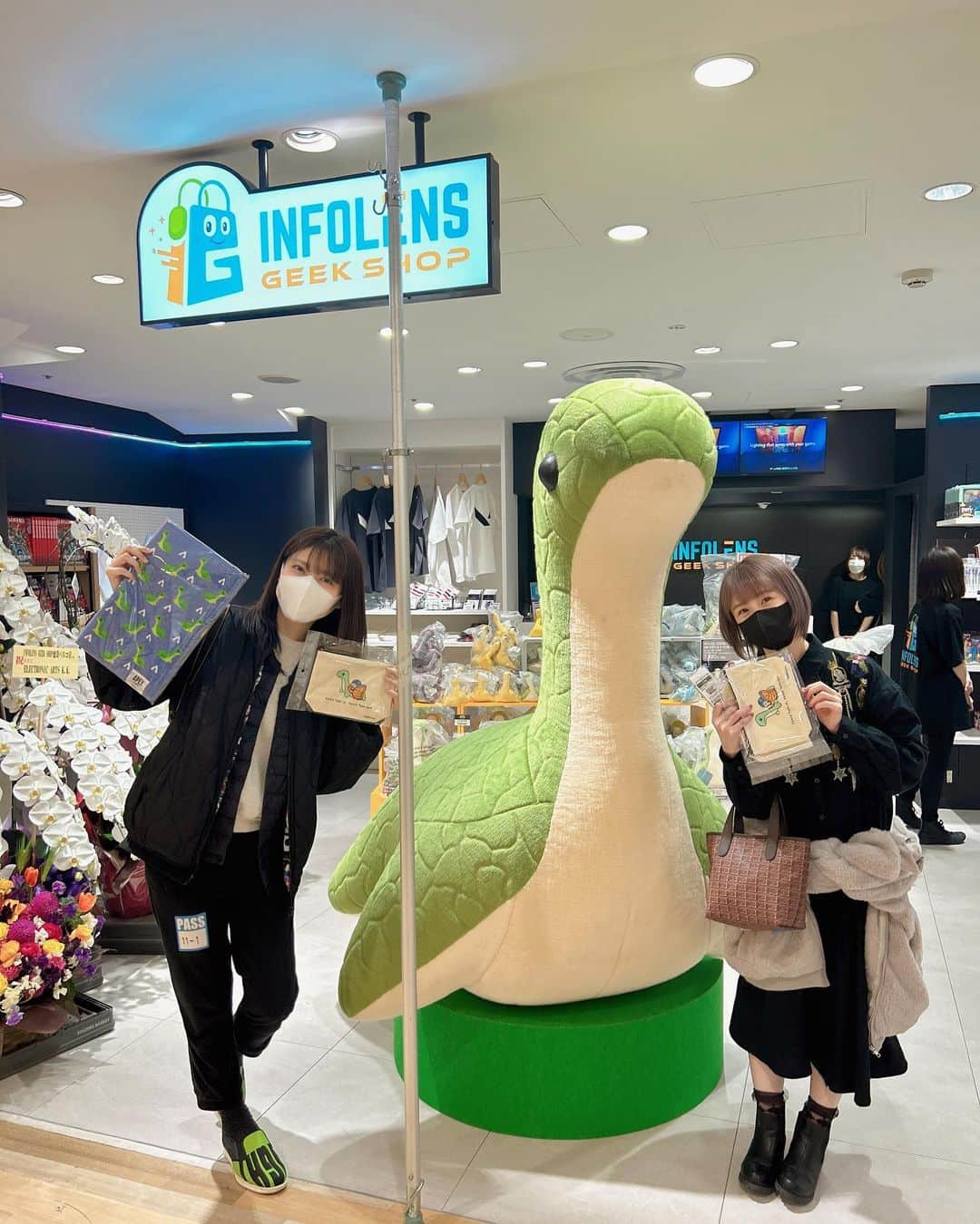 桜咲千依のインスタグラム：「ねここと池袋のパルコにオープンした INFOLENSGEEKSHOPさんに一足先に行ってきたよ😊 今はもうオープンしてるよ～( *´꒳`* ) 巨大なネッシーめちゃくちゃ可愛かった😊 家に欲しいな、この巨大ネッシー✨  色んなグッズもたくさんあって買いました♥️ ワットソン好きの友達にもお土産買ってきた！ 送るね(笑)  #INFOLENSGEEKSHOP」