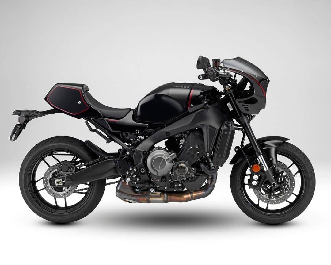 ヤマハ バイクさんのインスタグラム写真 - (ヤマハ バイクInstagram)「【YSP限定販売】XSR900(2022～)　カウルセット　ブルー/ブラック​  先日の大阪モーターサイクルショーにて展示したカウルセットの発売が決定しました🎉​ Authentic Sports Blood line外装セットと同じく、こちらのカウルセットを装着したXSR900も東京・名古屋会場にて展示予定です。​ご来場される方はチェックをお忘れなく！​  XSR900のカラーリングにマッチした往年のレーサースタイルを彷彿とさせるカウルセットです。​  シートカウル用にレースマシンのゼッケンプレートをイメージしたグラフィックを同梱しています。​  お好みに合わせてご利用ください。​  ■概要​ ・希望小売価格　107,800円（税込） ・2023年6月発売予定​ ・カラー：ブラック/ブルー​ ・XSR900（2022年モデル以降）適合​ ・取り扱いはYSP限定となります。​  ■ご注意​ ・シートカウルの取り付けは、乗車定員変更に該当するため改造申請が必要です。​ ・ラジエターサイドカバー/ウインカー移設キット(Q5K-ATV-Y82-295)との同時装着はできません。​  #YAMAHAが美しい #RevsyourHeart #Yamaha #XSR900 #yamahaxsr900 #xsr900Yamaha #YSP #ワイズギア​」3月22日 12時23分 - yamaha_bike