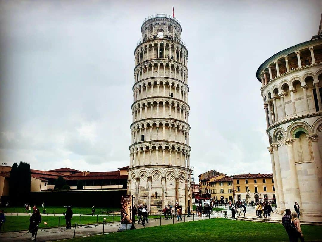 池内万作のインスタグラム：「ピサの斜塔😜 #towerofpisa #ピサの斜塔」