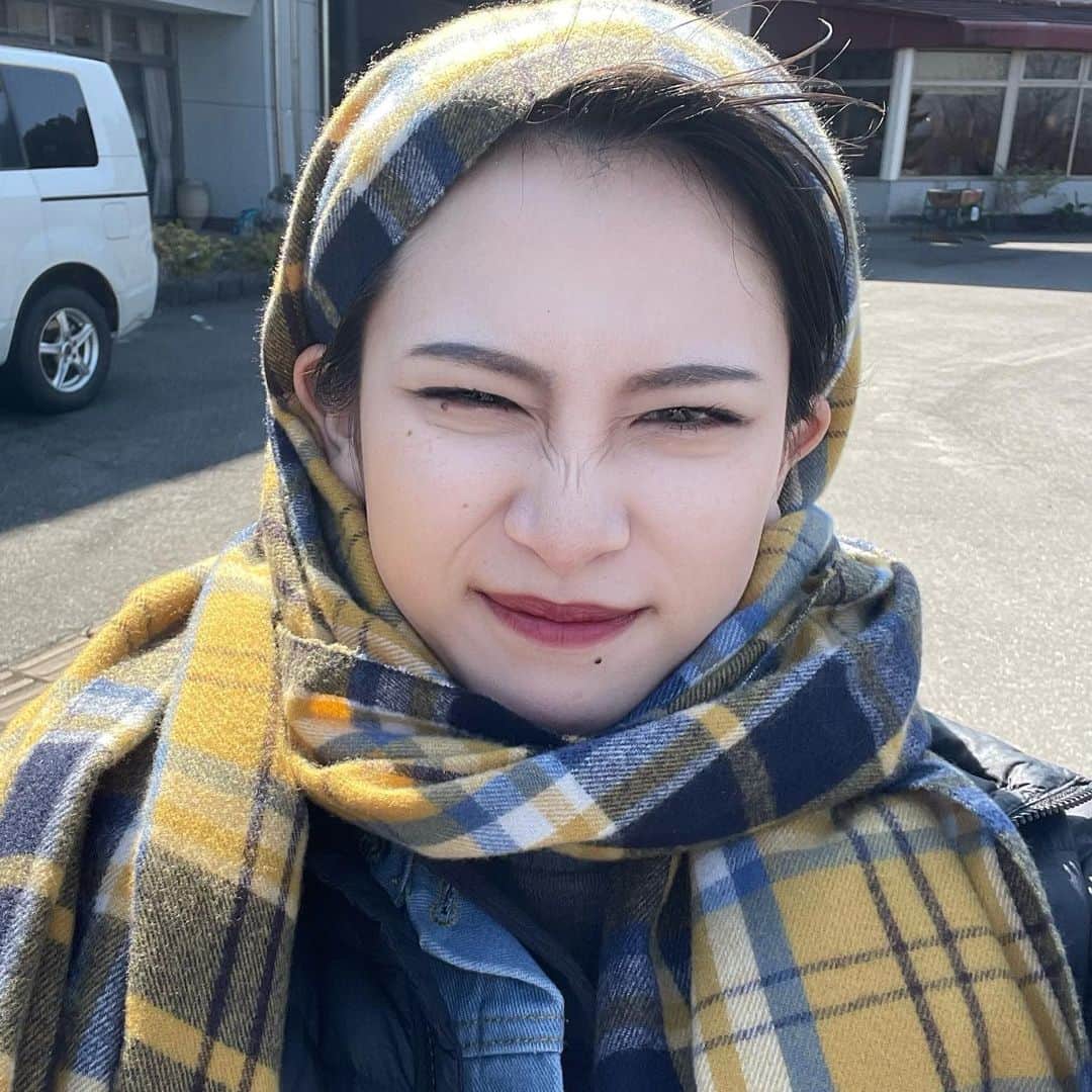 坂本澪香のインスタグラム：「暫し電波遠めの地で撮影しておりまして更新途絶えておりました、帰還です。天気は良かったですがまだまだ寒かったです。 #まちこ巻き」