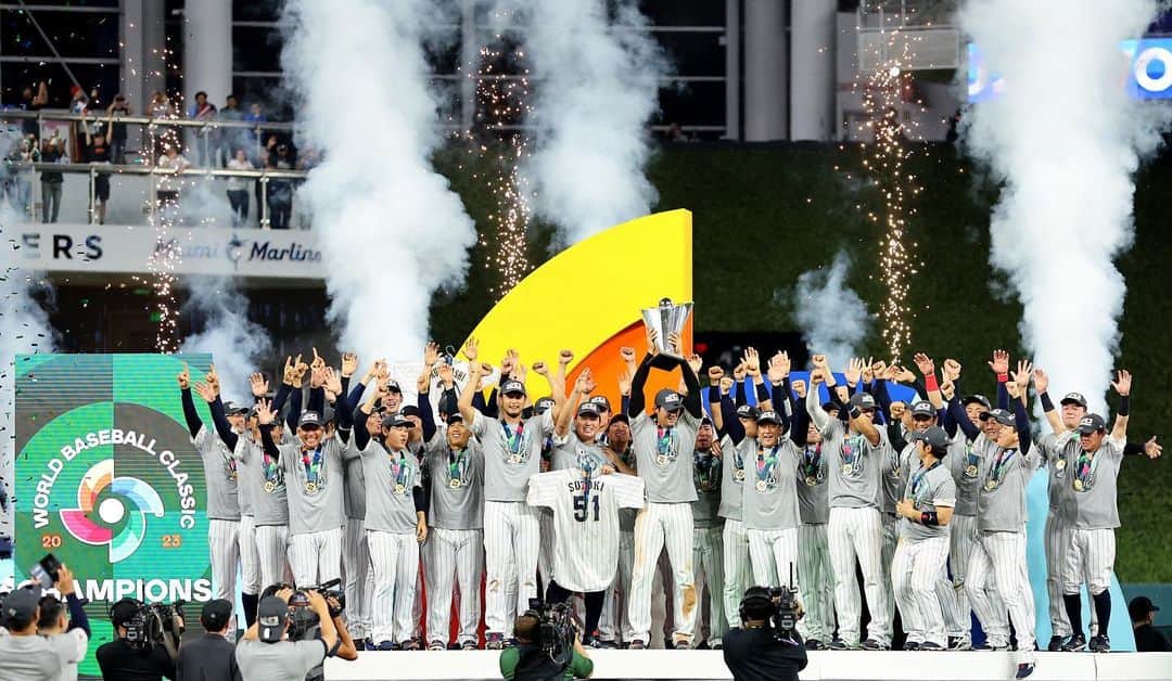 のインスタグラム：「2023 WORLD BASEBALL CLASSIC™ 決勝 日本🇯🇵 3 - 2 🇺🇸アメリカ  日本が3大会ぶり3度目の世界一！アメリカを下し全勝優勝🏆  #侍ジャパン #WorldBaseballClassic」