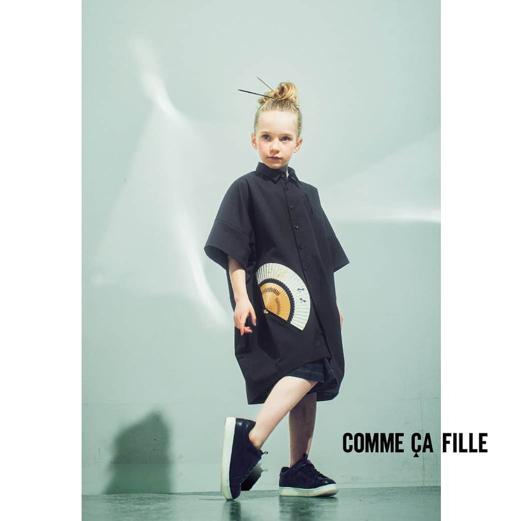 COMME CA FILLEさんのインスタグラム写真 - (COMME CA FILLEInstagram)「【店舗限定イベント開催】  古くから親しまれてきた上品で華やかな「京扇子」の柄を プリントや刺しゅうで表現し、レディスやメンズ、 キッズのブランドで様々なアイテムを創りました。  「京扇子」とは、 扇面(せんめん)・扇骨(せんこつ)・仕上げ加工すべて 京都を中心とした国内で生産した扇子のこと。  歴史は古く、平安時代までさかのぼり 今もなおその技は引き継がれ、生き続けています。  職人さんたちの高度な技術・手仕事によって創られる 繊細で優美な「京扇子」  それはまさに、日本の伝統美・・・  限定商品は下記の店舗にてお取り扱いとなります。  ━━━━　3/22(水)～28(火)　━━━━  髙島屋京都店1階 ゆとりうむ特設会場 (コムサ・フィユ、プレシャスマイルド コムサ・ステージ メン)  ジェイアール名古屋タカシマヤ ( コムサ・フィユ、プレシャスマイルド コムサ・ステージ メン)  髙島屋大阪店 (コムサ・フィユ、プレシャスマイルド コムサ・メン)  【3スタンププレゼント】 期間中、税込5,500円 以上お買上げのお客様に ファイブフォックスメンバーズカードのお買上げポイントを 通常の３倍とさせていただきます。  ━━━━━━━━━━━━━━━━━━━━━  #commecafille #commecafossette #コムサフィユ #コムサフォセット #こどもふく #こどものいる暮らし #京扇子 #京都 #扇子 #髙島屋  #髙島屋京都店  #ジェイアール名古屋タカシマヤ  #髙島屋大阪店」3月22日 12時31分 - commecafille_official