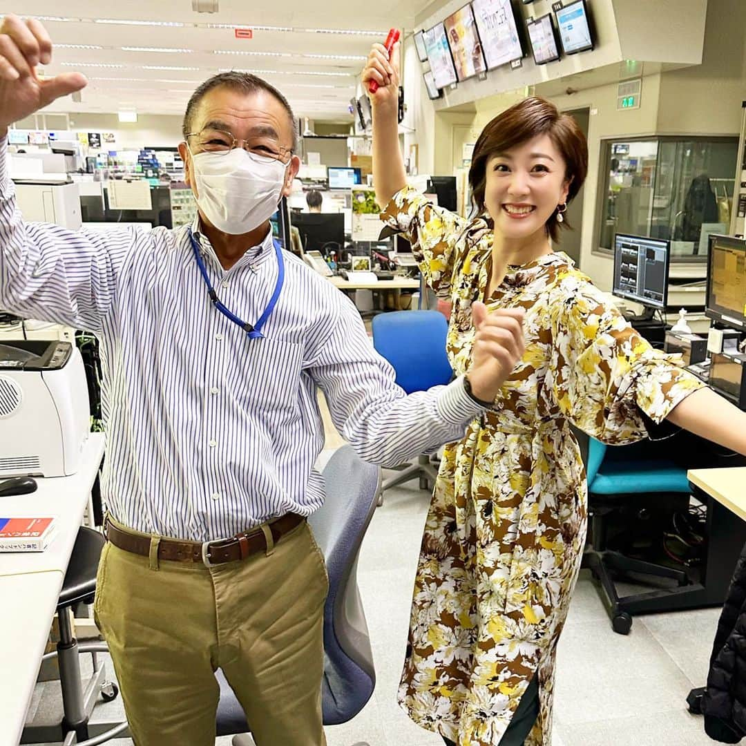 池尻和佳子さんのインスタグラム写真 - (池尻和佳子Instagram)「WBC祝！世界一。皆さんはこの歓喜の瞬間、どこで迎えましたか？昼ニュース原稿チェック中の大坪さんと喜びを分かち合いました。TBSでは決勝の様子を午後7時から緊急放送です。」3月22日 12時36分 - wakako_ikejiri_rkb