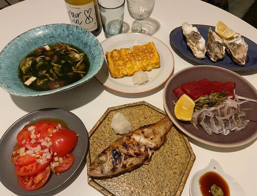 菅原沙樹さんのインスタグラム写真 - (菅原沙樹Instagram)「最近の旦那ご飯👨🏻‍🍳 最近の旦那は魚を捌く事にハマっているので、いろんなお魚食べれて嬉しい🐟 お魚以外でも、写真1枚目の砂肝入りカスレ(白いんげん豆をお肉と一緒にぐつぐつ煮込んで作るフランス南西部地方の郷土料理)がサイコーに美味しくて、これはまたすぐリピートお願いしようと思っている🙏 #トーキョー旦那ご飯 #トーキョー家族ご飯」3月22日 12時41分 - saki313apo