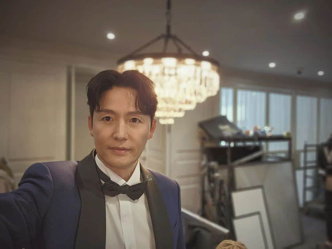 イ・ジョンジンのインスタグラム：「오늘은 턱시도입구^^ #가면의여왕 이번엔 #수트제혁으로ㅎㅎ #채널A #넷플릭스」