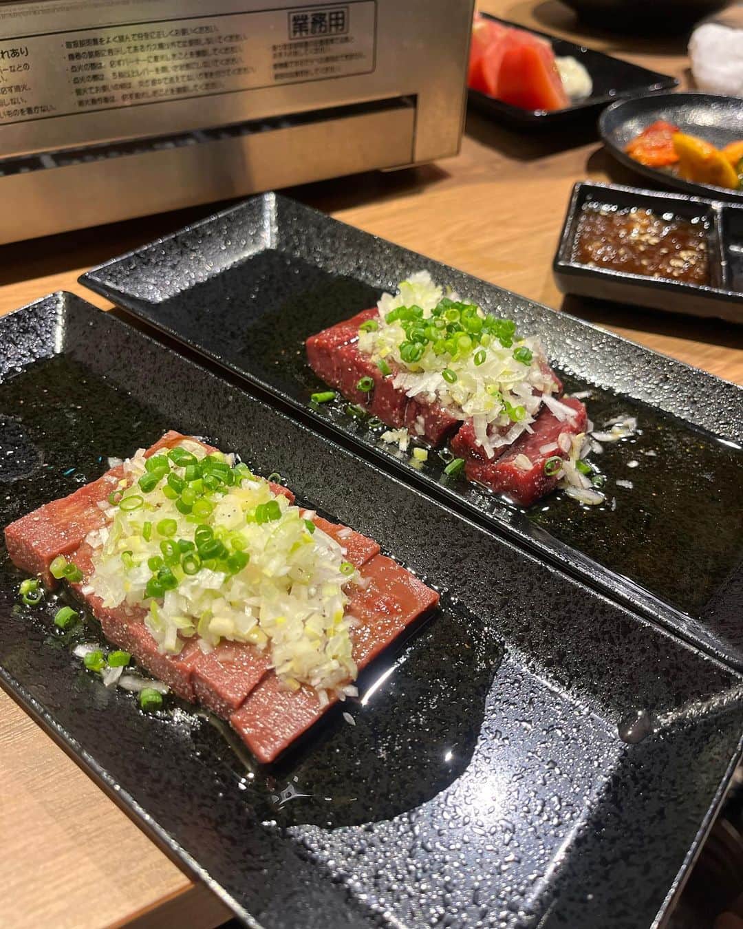 工藤ジェニファー茉侑さんのインスタグラム写真 - (工藤ジェニファー茉侑Instagram)「髪染めたー✌️ピンクぽい茶色🤎メッシュ入ってるからオシャレ感😇  牡蠣好きにはたまらないハッピーアワー190円が更に→99円　@hanataremsbtamachi   からの新しくオープンした @yakiniku_daruma_tamachi   #田町グルメ　#田町　#三田グルメ #三田　#焼肉　#牡蠣 #ハッピーアワー #yakiniku #レバ刺し #焼肉ディナー #生牡蠣 #マッコリ　#グルメ好きな人と繋がりたい #グルメ女子 #グルメスタグラム #東京グルメ」3月22日 12時56分 - jennifermayu_s