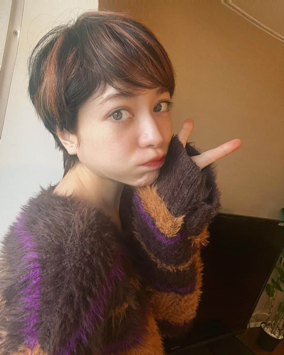 工藤ジェニファー茉侑さんのインスタグラム写真 - (工藤ジェニファー茉侑Instagram)「髪染めたー✌️ピンクぽい茶色🤎メッシュ入ってるからオシャレ感😇  牡蠣好きにはたまらないハッピーアワー190円が更に→99円　@hanataremsbtamachi   からの新しくオープンした @yakiniku_daruma_tamachi   #田町グルメ　#田町　#三田グルメ #三田　#焼肉　#牡蠣 #ハッピーアワー #yakiniku #レバ刺し #焼肉ディナー #生牡蠣 #マッコリ　#グルメ好きな人と繋がりたい #グルメ女子 #グルメスタグラム #東京グルメ」3月22日 12時56分 - jennifermayu_s