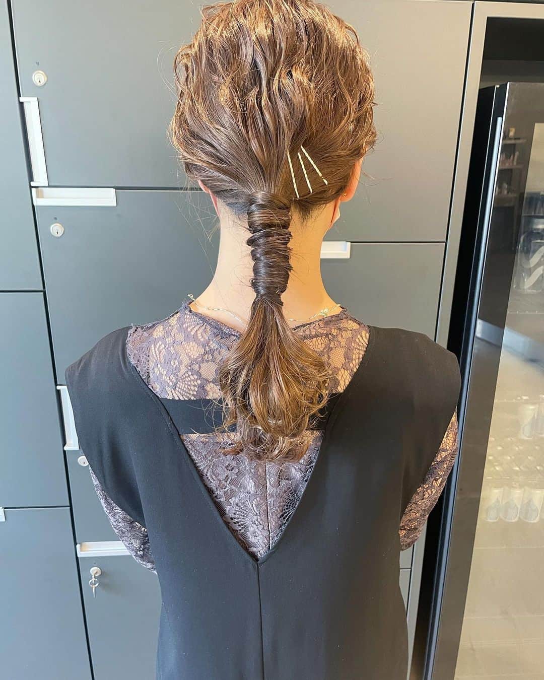 YUMIKOのインスタグラム：「タイトすぎないけど 大人っぽいアレンジ☺︎  #結婚式ヘアアレンジ#札幌美容室#札幌美容師#sknow#ヘアアレンジ#お呼ばれヘア#결혼식#헤어#前髪パーマ#좋아요#卒業式ヘア#홋카이도」