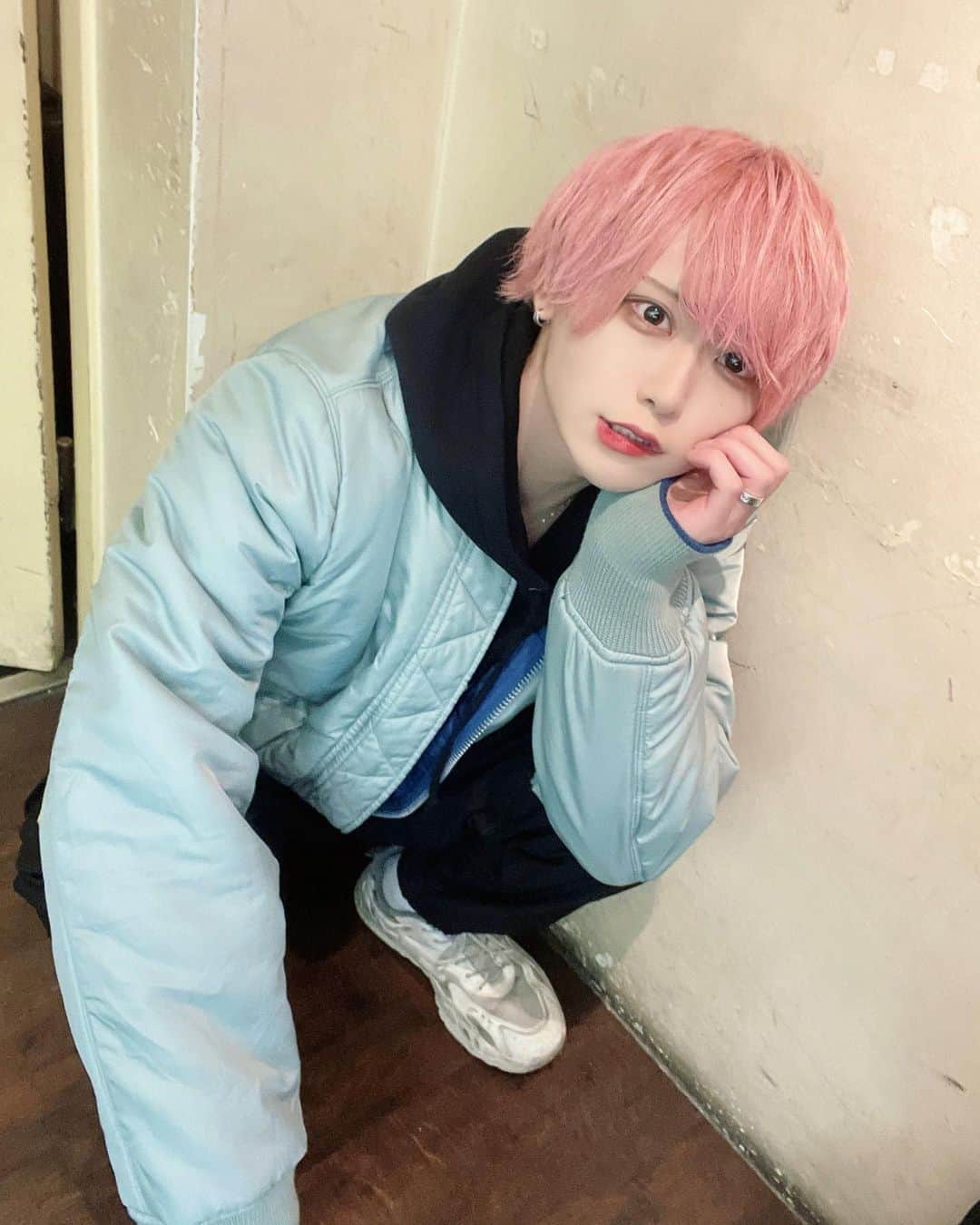 日野誓のインスタグラム：「無敵ピンクってやつ 。 。 。 。 。 。 。  #メンズアイドル #アイドル #かわいい#かっこいい #フォロー #フォロミー #自撮り  #無敵ピンク  #ピンク髪　#メンズメイク #メンズヘア #ひのちかい　#日野誓 #me #141 #instagood #Instagram #selca #selfie #instalike #follow #followme #japaneseboy #japanboy」
