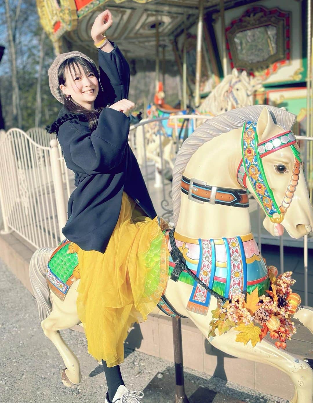 紗々さんのインスタグラム写真 - (紗々Instagram)「すんごいメリーゴーランドを発見🎠！！  全部違う子で、なんだか夢と狂気に満ち溢れていました…🤭！  お魚をくわえた猫に乗りたかったなー(ﾟωﾟ)🐈🐟  運休中だったので、外の木馬にのって1着のポーズ🐎✨  #メリーゴーランド #回転木馬 #レトロ #merrygoround #japan #photography #instagram #travelphotography #japanesegirl」3月22日 13時11分 - 03sasa03