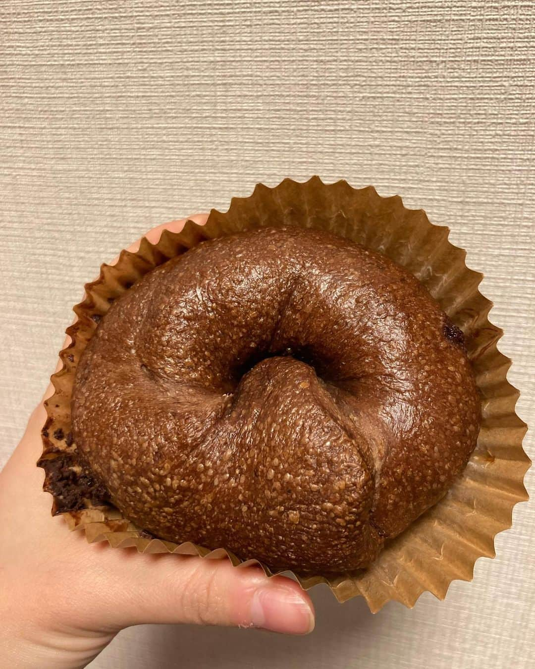 天明麻衣子さんのインスタグラム写真 - (天明麻衣子Instagram)「@chi_pan_bagel さんのベーグル🥯  抹茶とラムレーズンクリームが、上品控えめな甘さで、お互いを引き立て合う美学を見せてくれました！ でも、チョコの濃厚にガツンとくる感じも大好き🍫要はどちらも美味しいのです　笑  #ベーグル通販 #ベーグル通販記録 #抹茶 #ラムレーズンクリーム #チョコ」3月22日 13時11分 - maiko_temmei